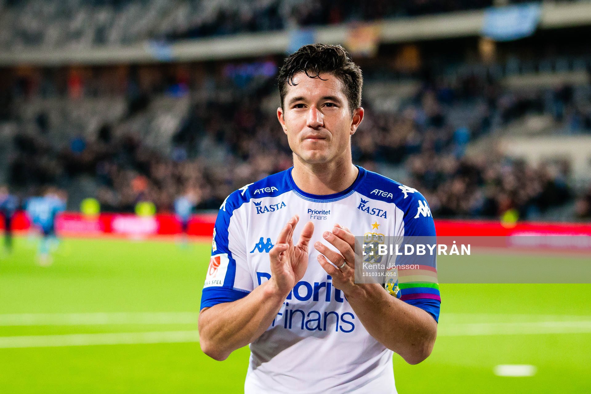IFK Göteborgs David Boo Wiklander  applåderar supportrar