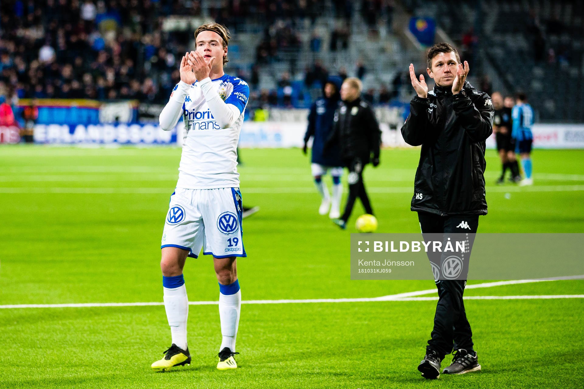IFK Göteborgs August Erlingmark applåderar supportrar