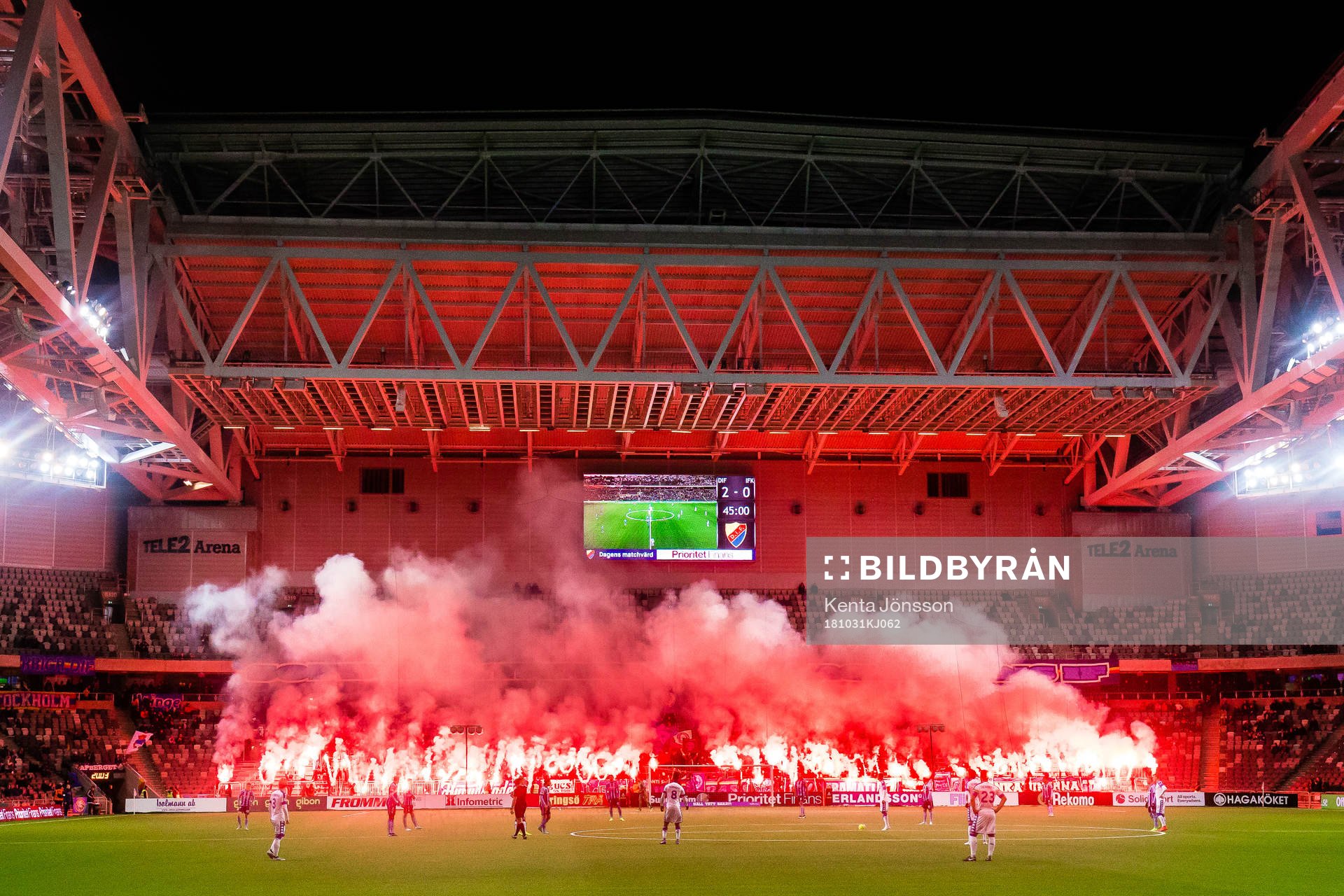 Djurgårdens supportrar med bengaler