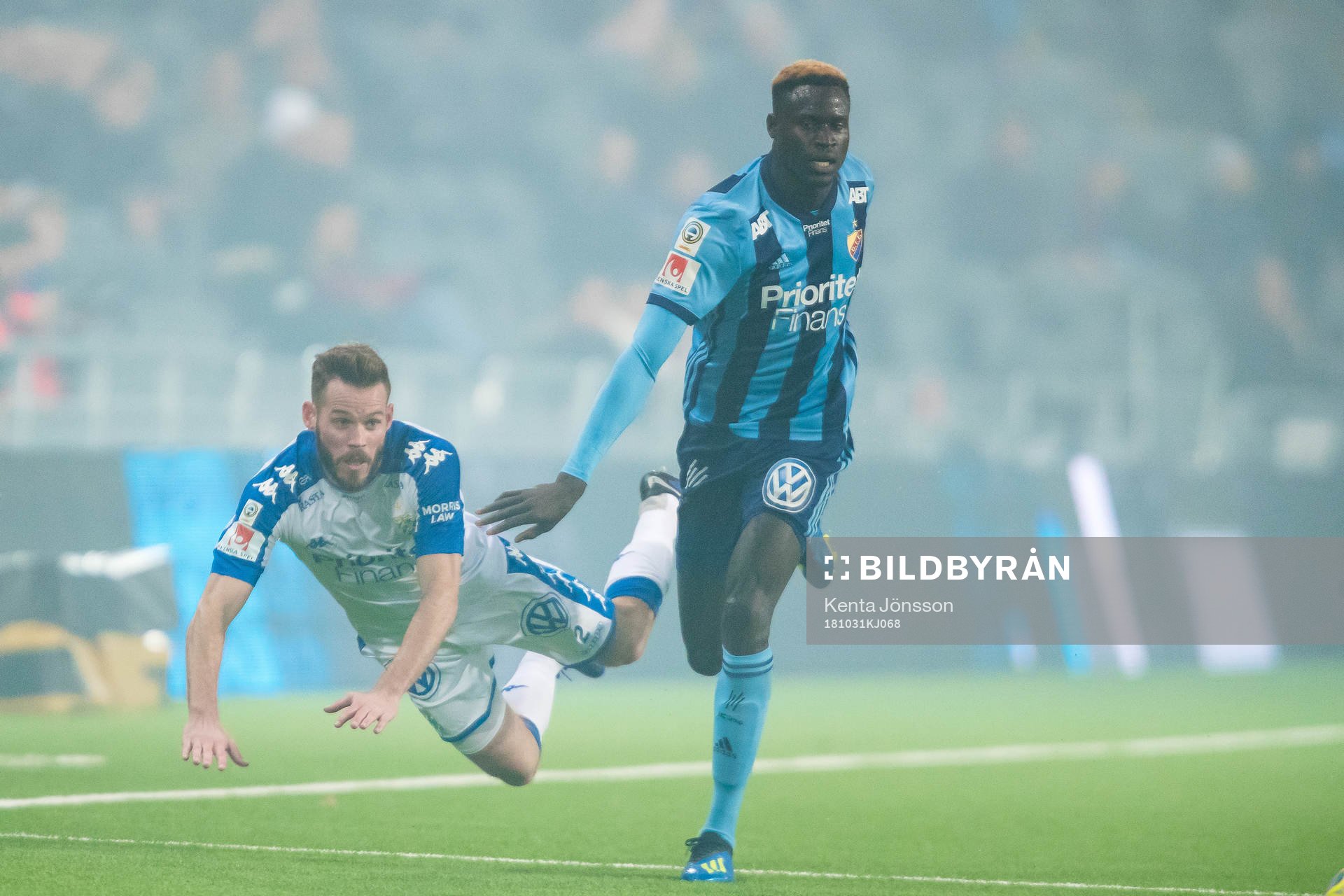 IFK Göteborgs Emil Salomonsson faller i en närkamp med