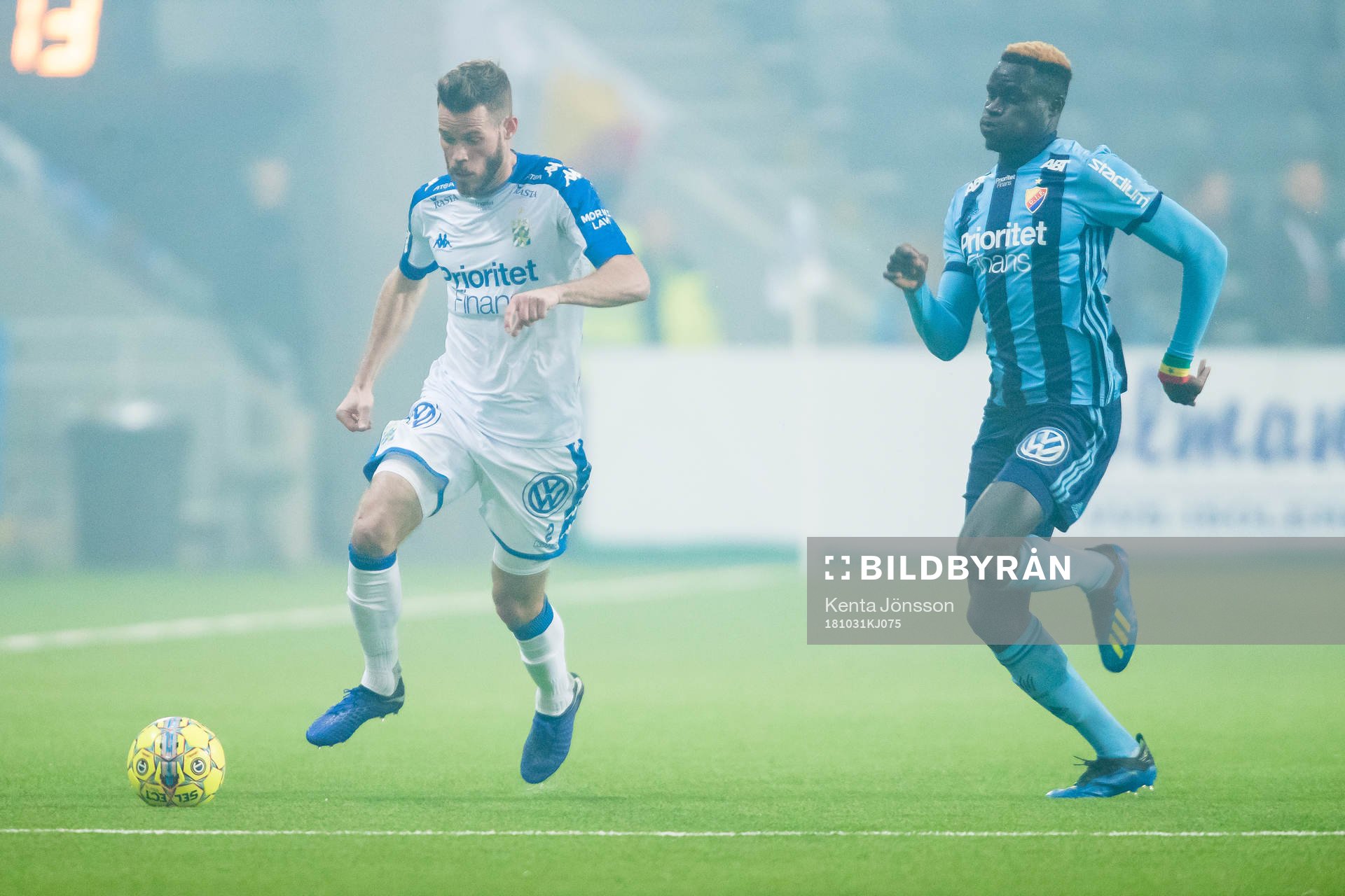 IFK Göteborgs Emil Salomonsson i en närkamp med