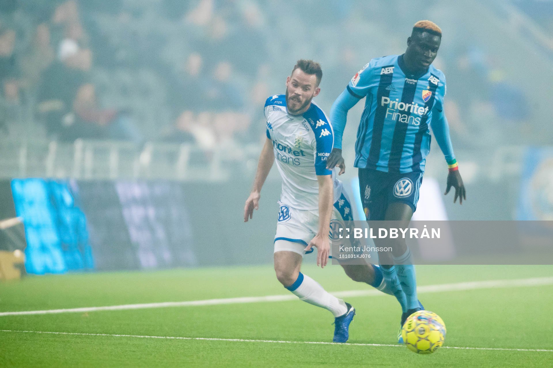 IFK Göteborgs Emil Salomonsson i en närkamp med