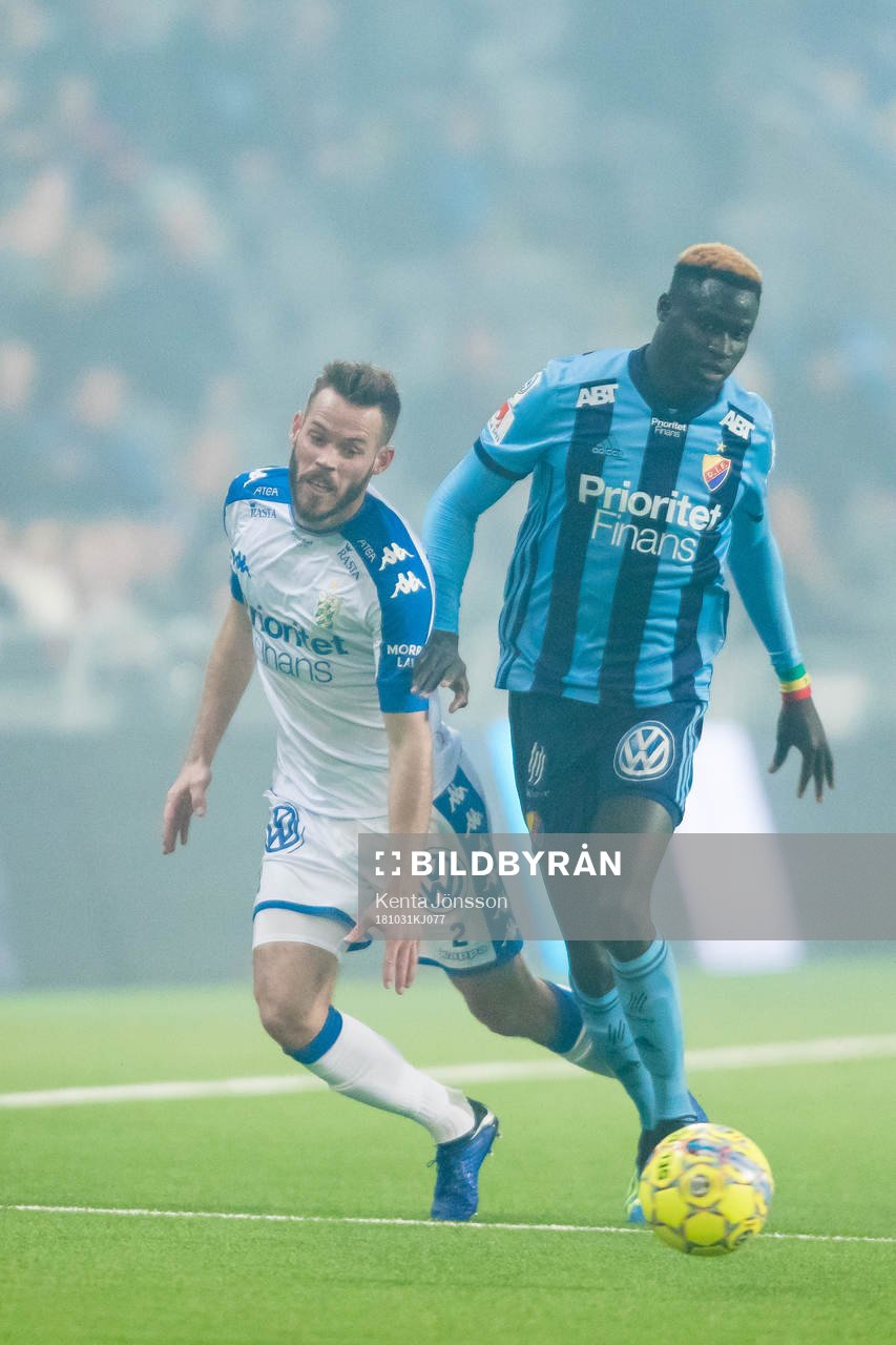 IFK Göteborgs Emil Salomonsson i en närkamp med