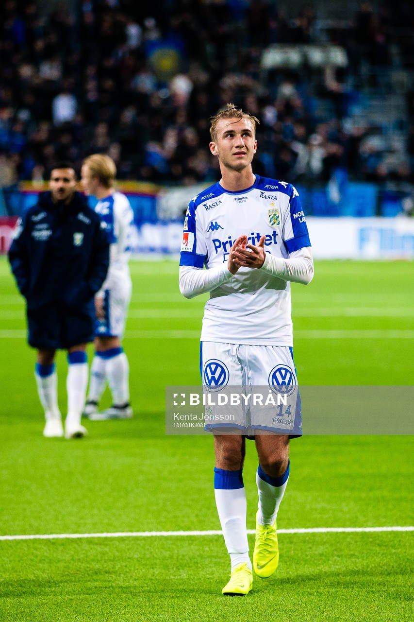 IFK Göteborgs Benjamin Nygren applåderar supportrar