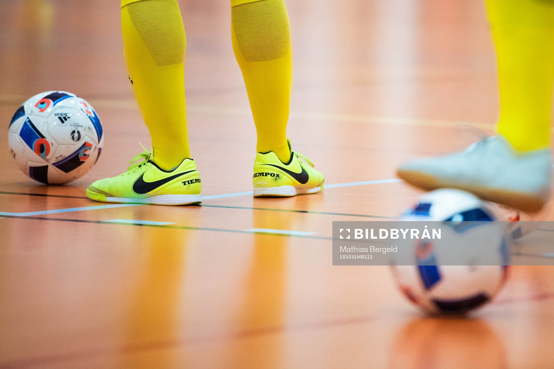 Futsalskor och futsalbollar