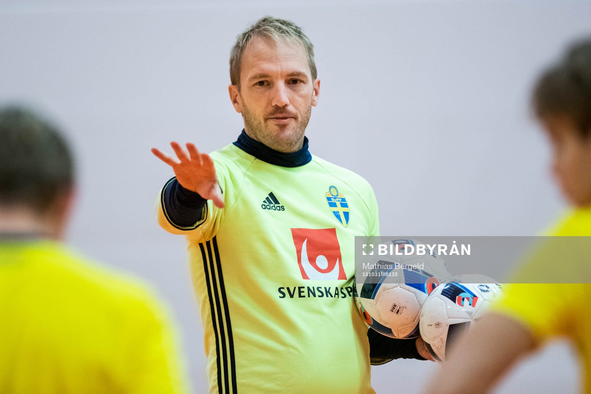 Förbundskapten Lars Ekdahl instruerar spelare