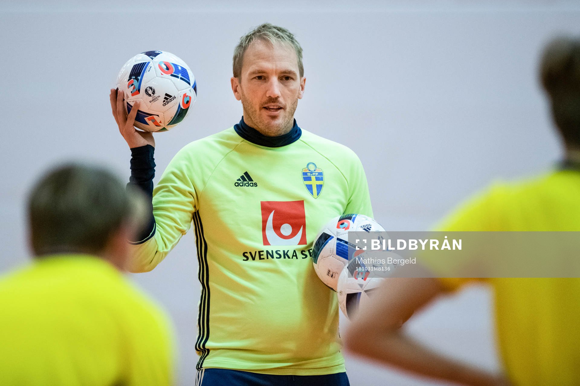 Förbundskapten Lars Ekdahl instruerar spelare