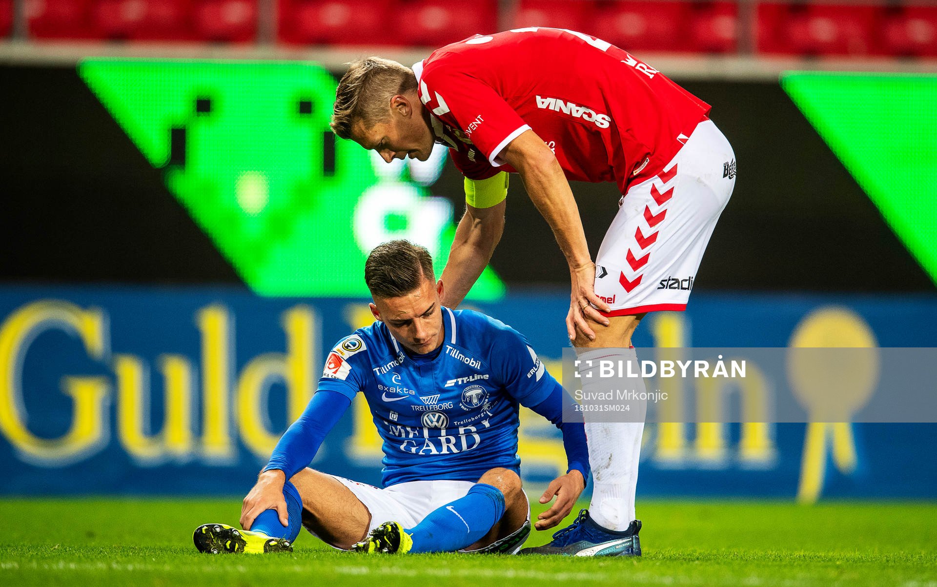 Trelleborgs Felix Hörberg deppar och tröstas av Kalmars