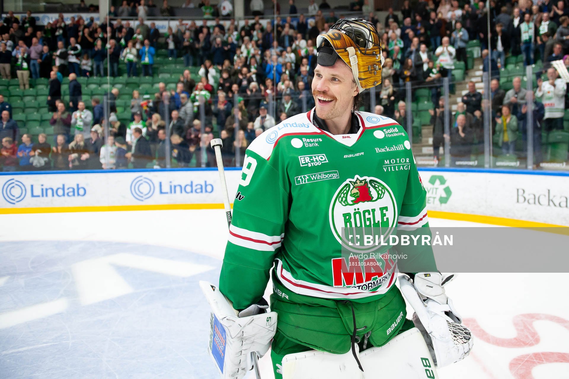 Rögles målvakt Justin Pogge jublar