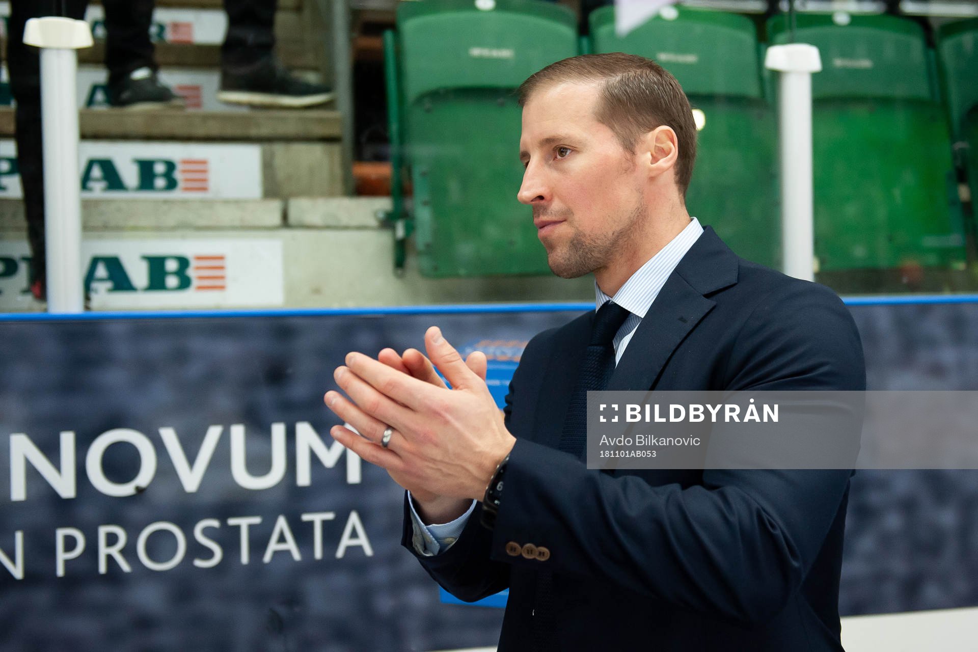 Rögles tränare Cam Abbott jublar