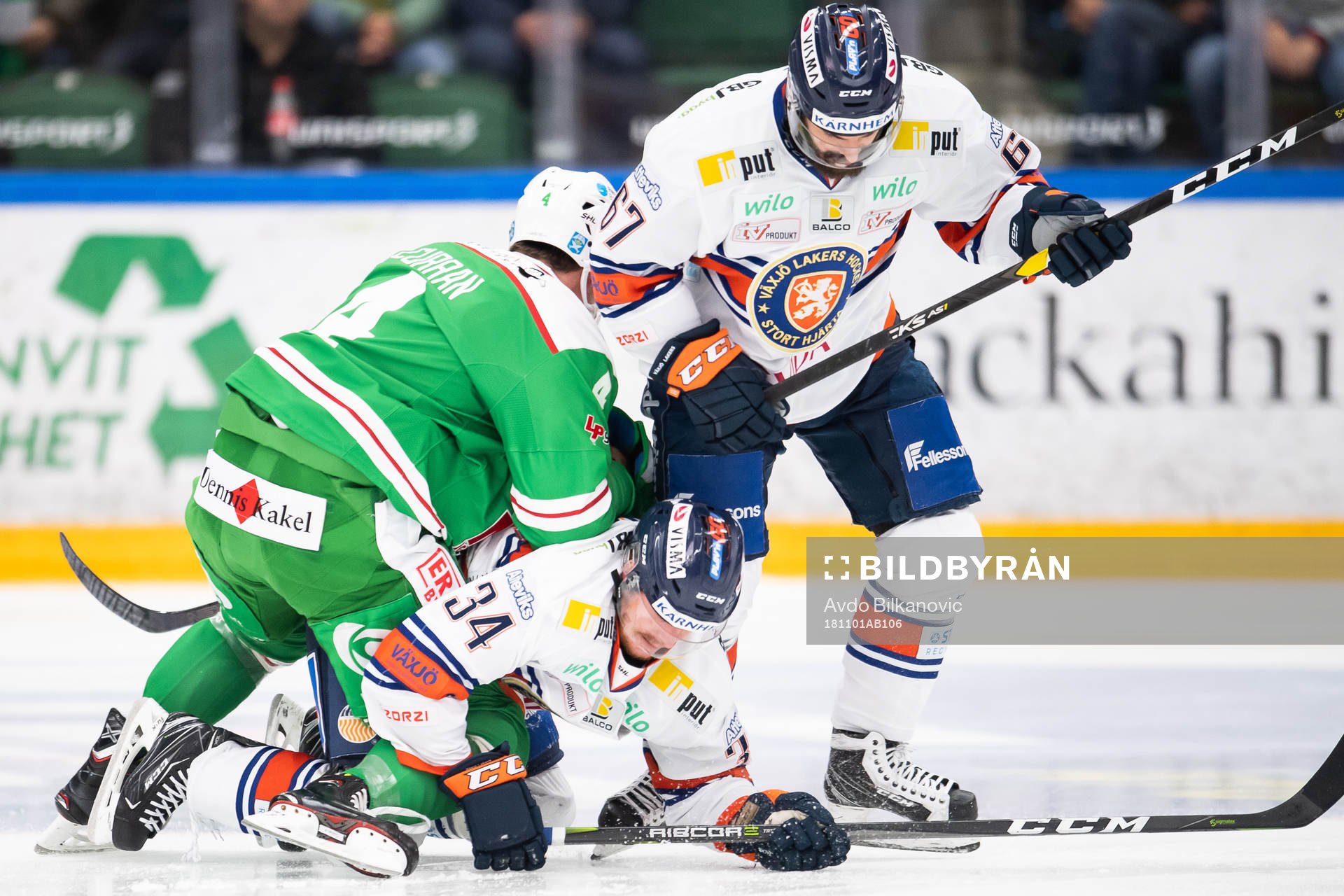 Rögles Kodie Curran trycker ner Växjös Niclas Burström