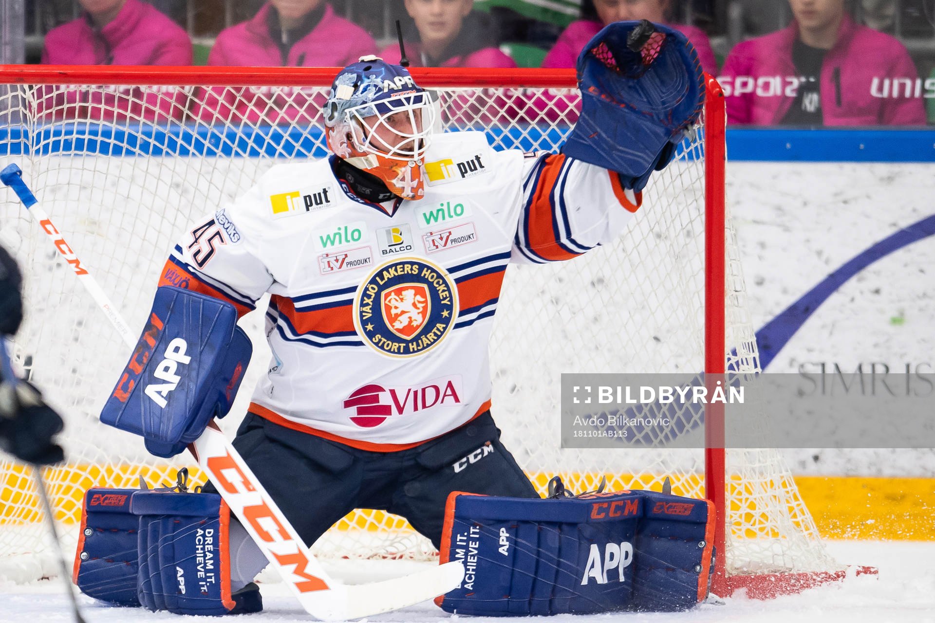 Växjös målvakt Viktor Andrén fångar pucken