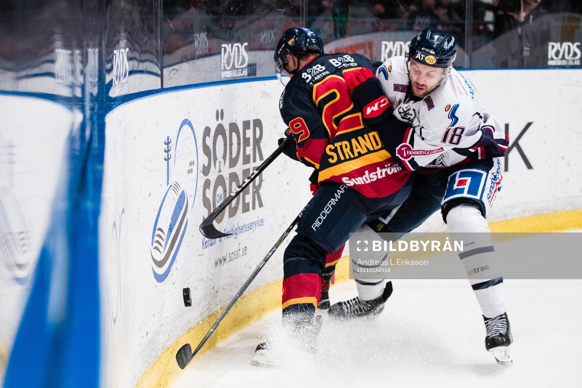 Djurgårdens Sebastian Strandberg i kamp om pucken med
