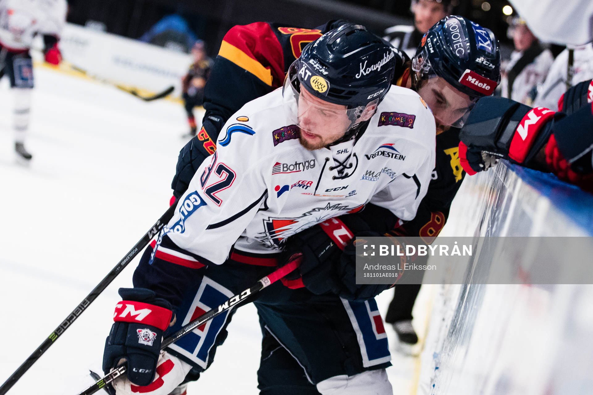 Djurgårdens Gustav Possler i kamp om pucken med