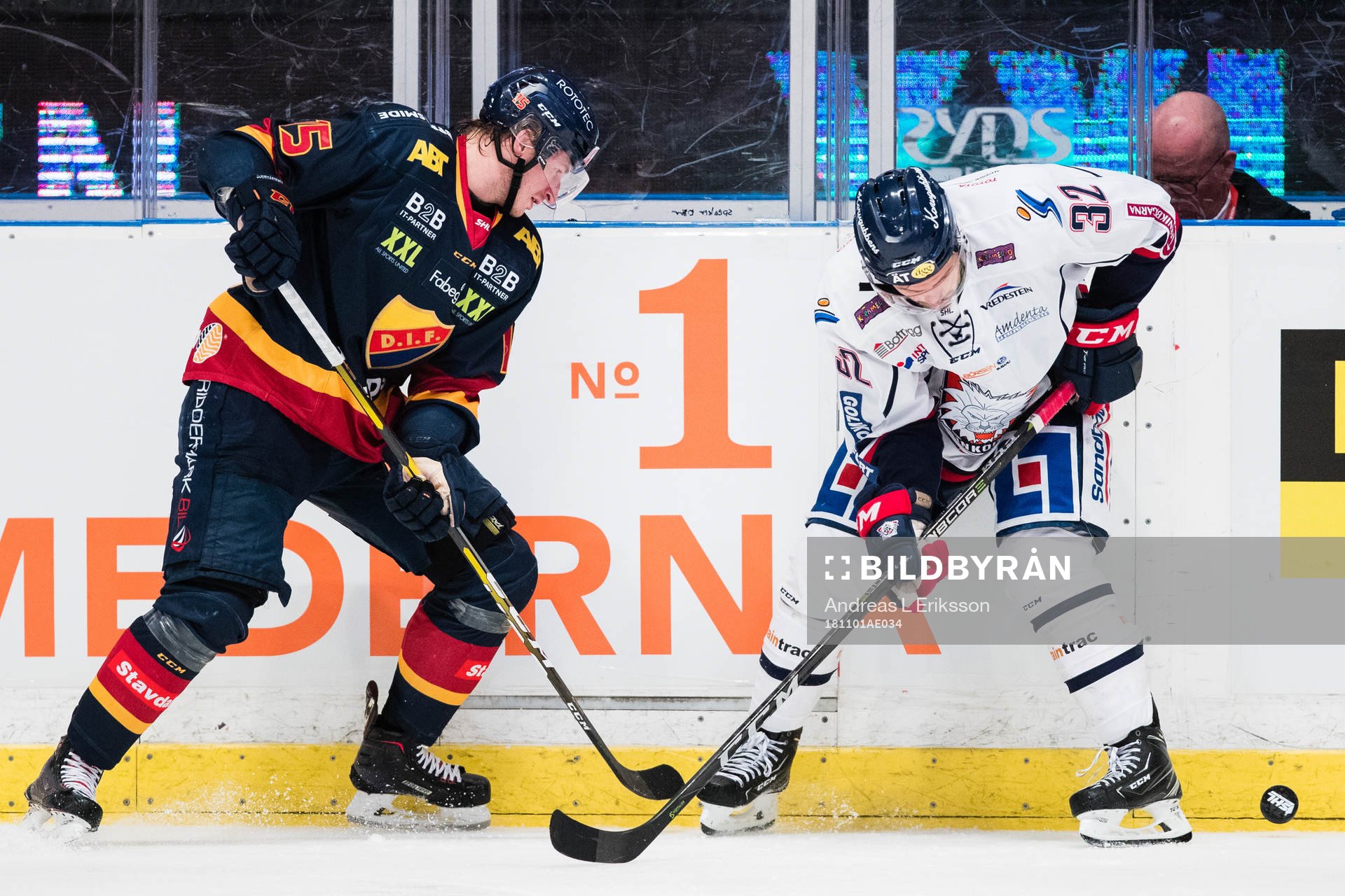 Djurgårdens Jakob Lilja i kamp om pucken med Linköpings