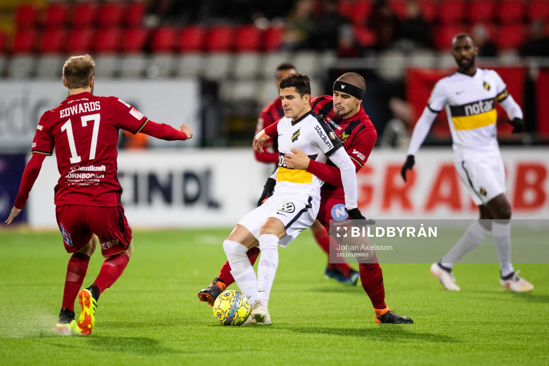 s Tarik Elyounoussi och Östersunds Douglas Bergqvist