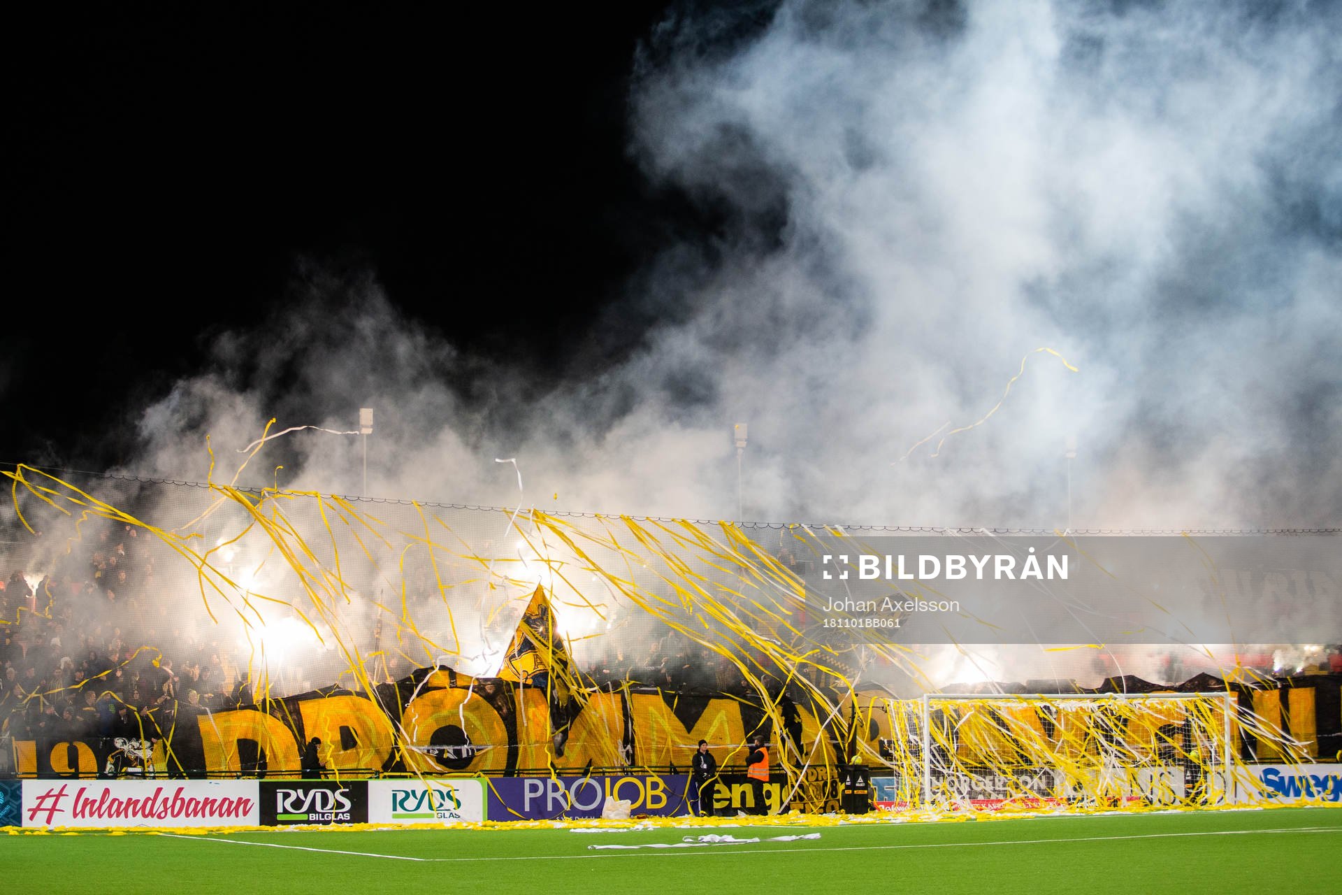 s supportrar med ett tifo