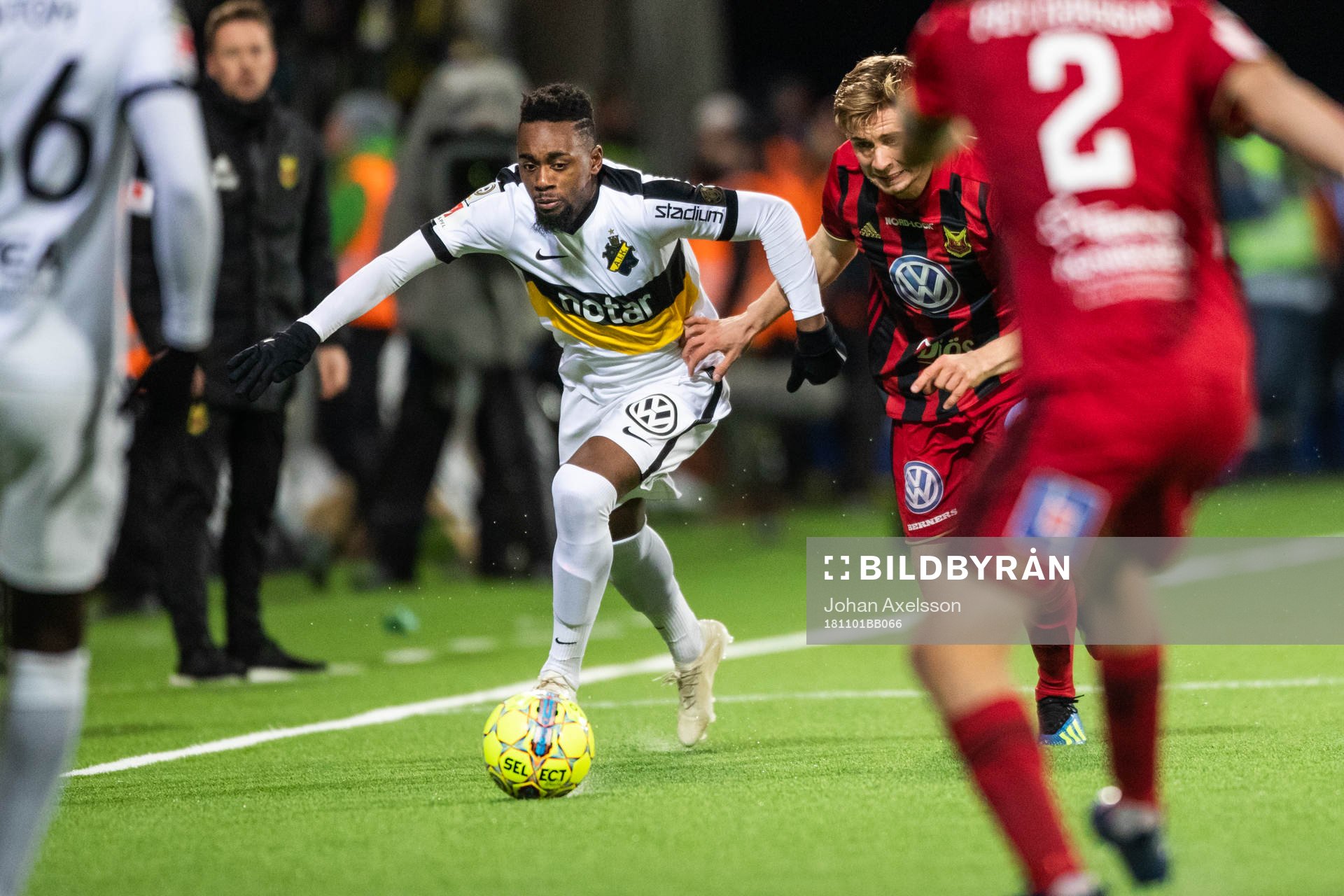 AIK:s Heradi Rashidi och Östersunds Ludvig Fritzson i kamp om bollen under fotbollsmatchen i Allsvenskan mellan Östersund och AIK den 1 November 2018 i Östersund.