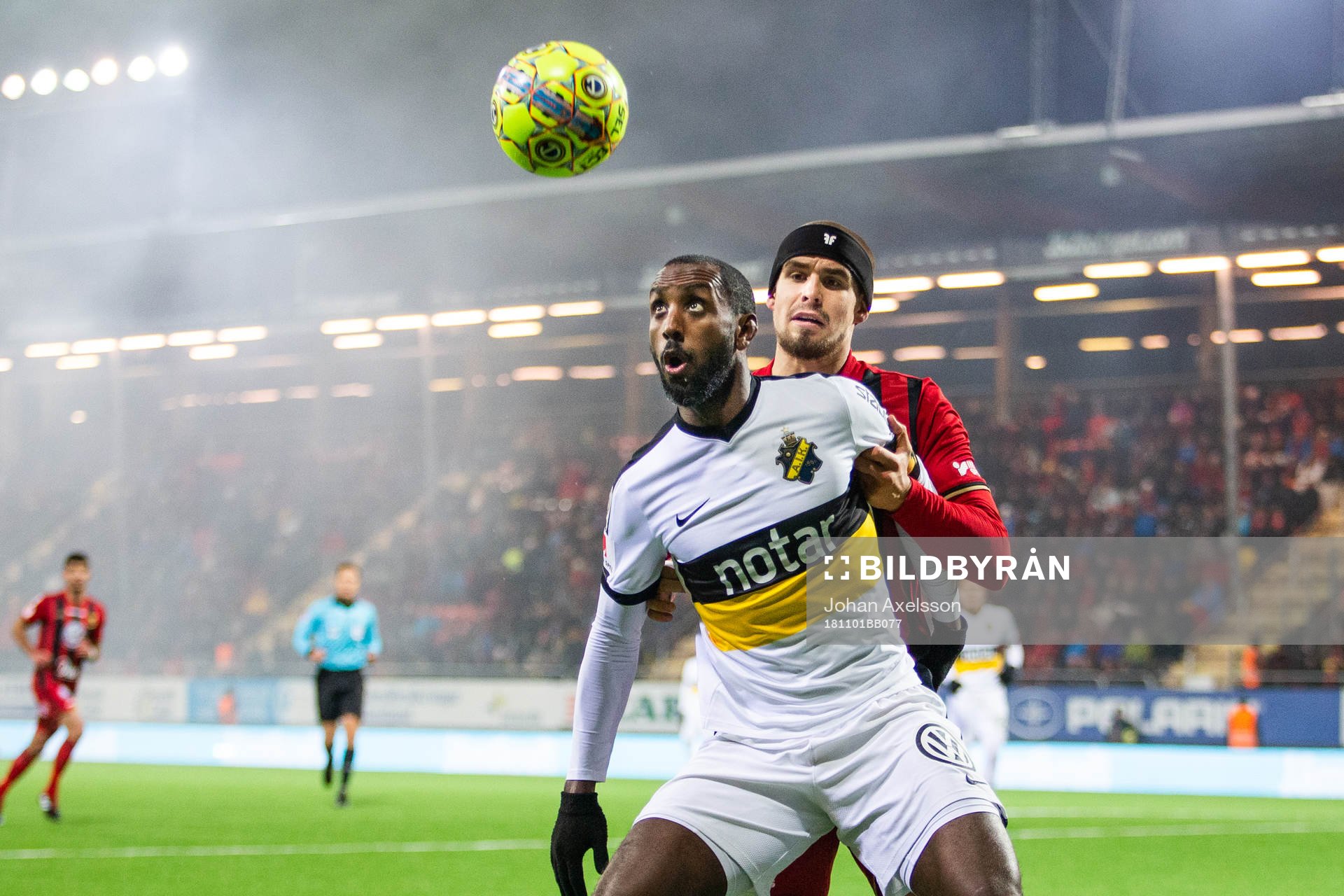 s Henok Goitom och Östersunds Douglas Bergqvist i kamp om