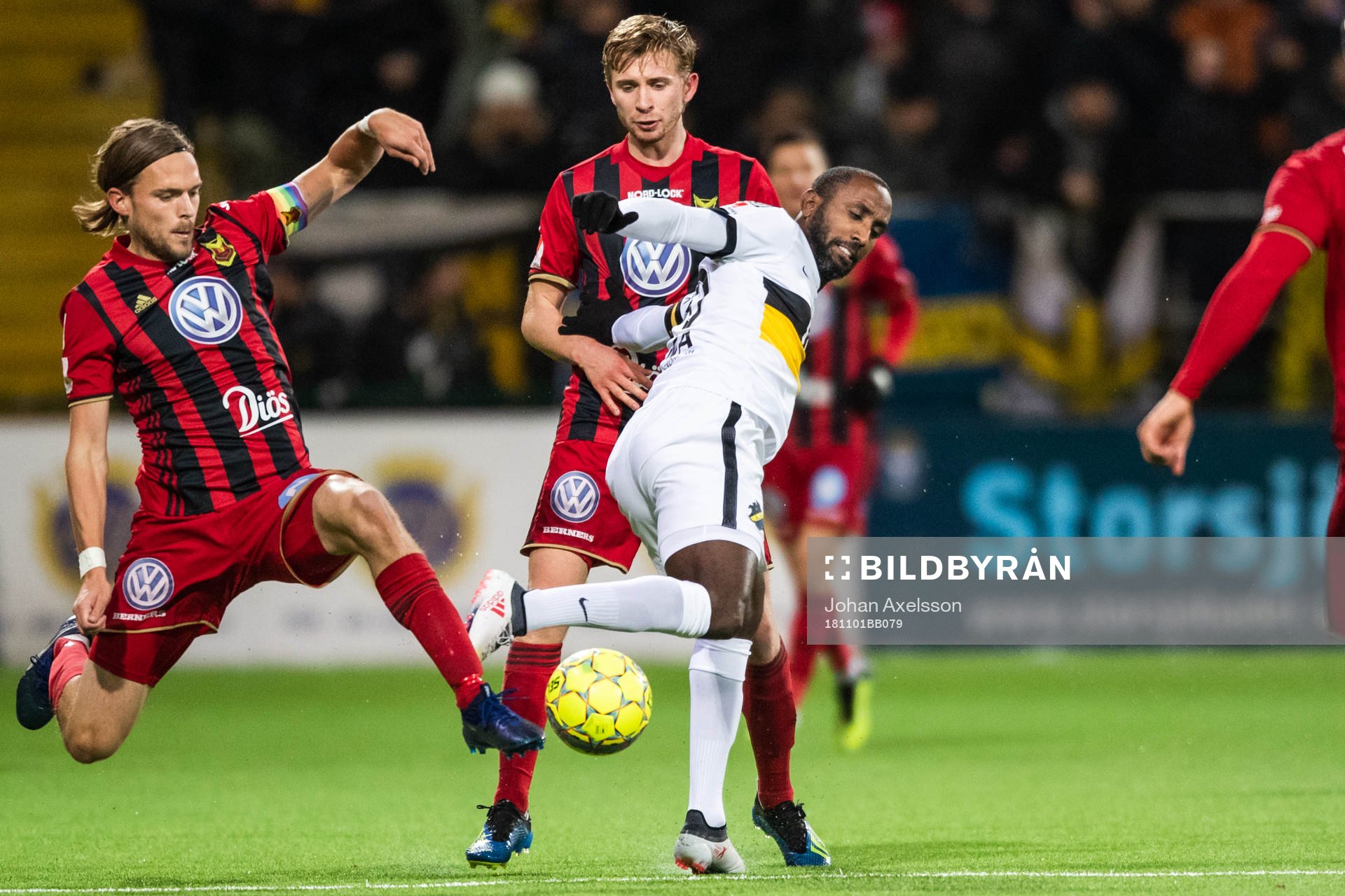 Östersunds Tom Pettersson och AIK:s Henok Goitom i kamp om bollen under fotbollsmatchen i Allsvenskan mellan Östersund och AIK den 1 November 2018 i Östersund.