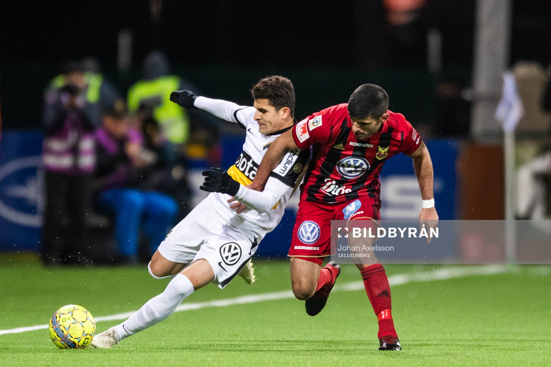 s Tarik Elyounoussi och Östersunds Rewan Amin i kamp om