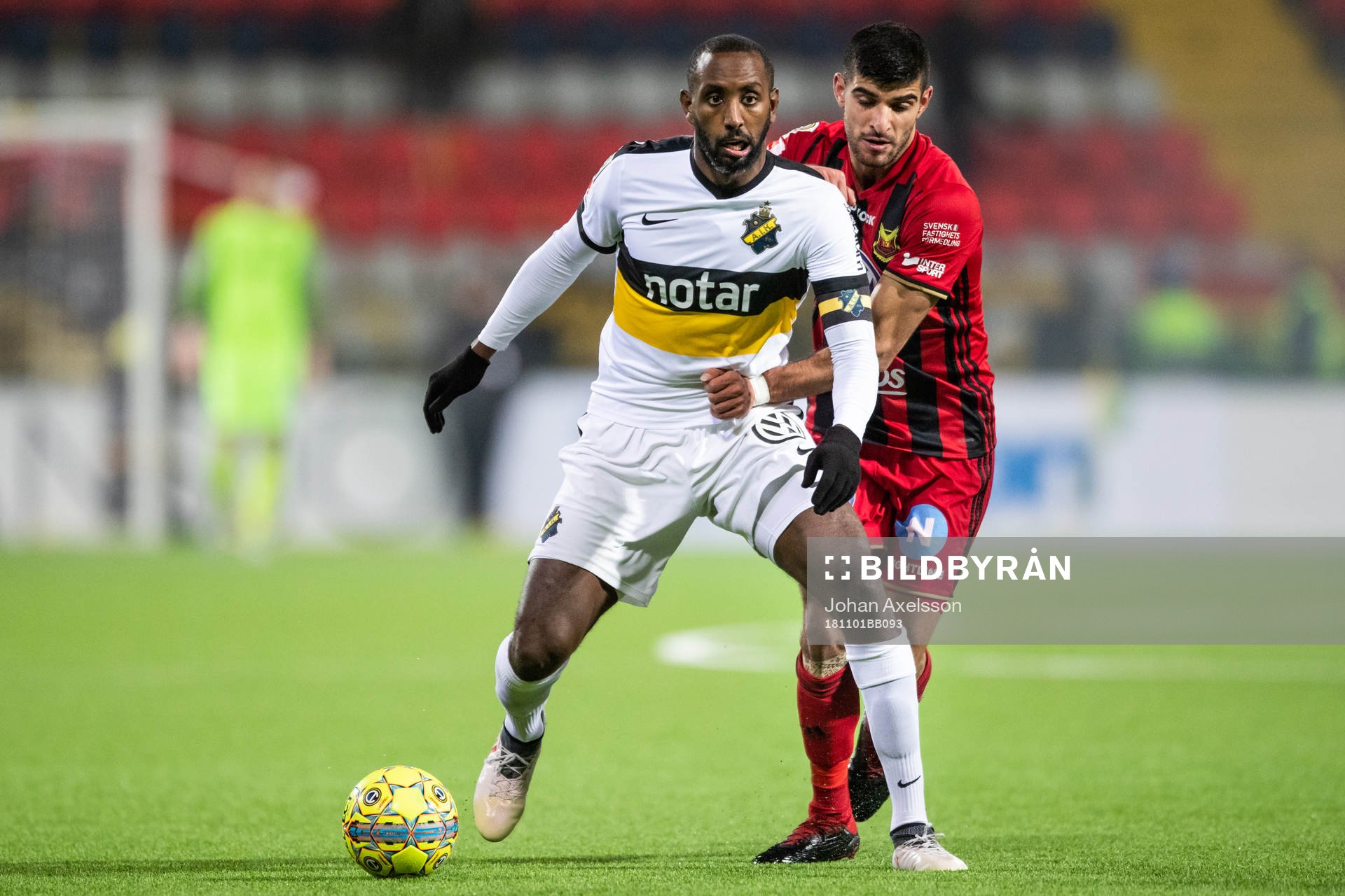 s Henok Goitom och Östersunds Rewan Amin i kamp om bollen