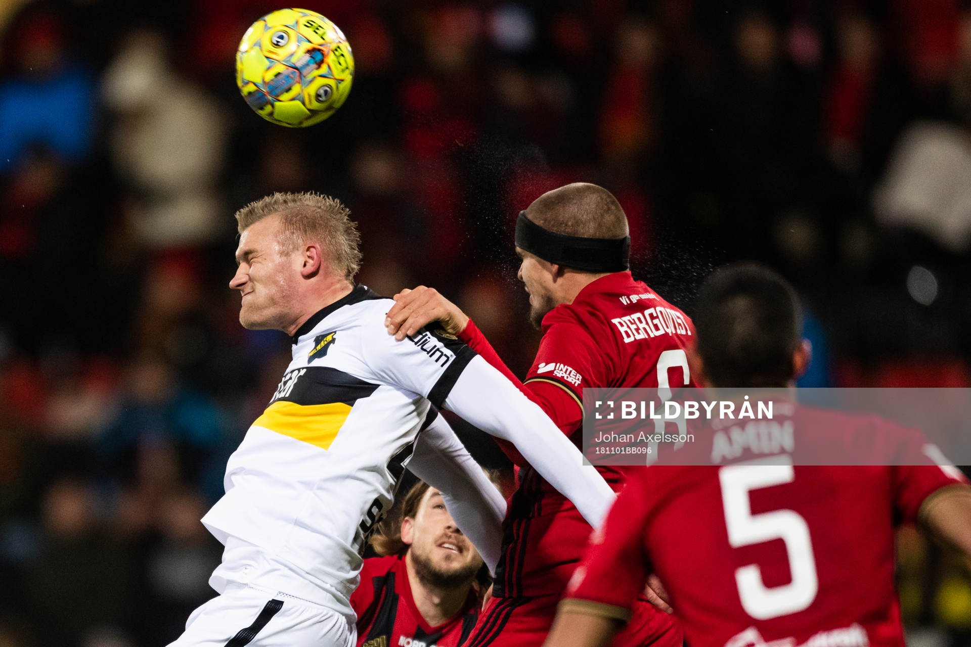 s Robin Jansson och Östersunds Douglas Bergqvist i kamp om
