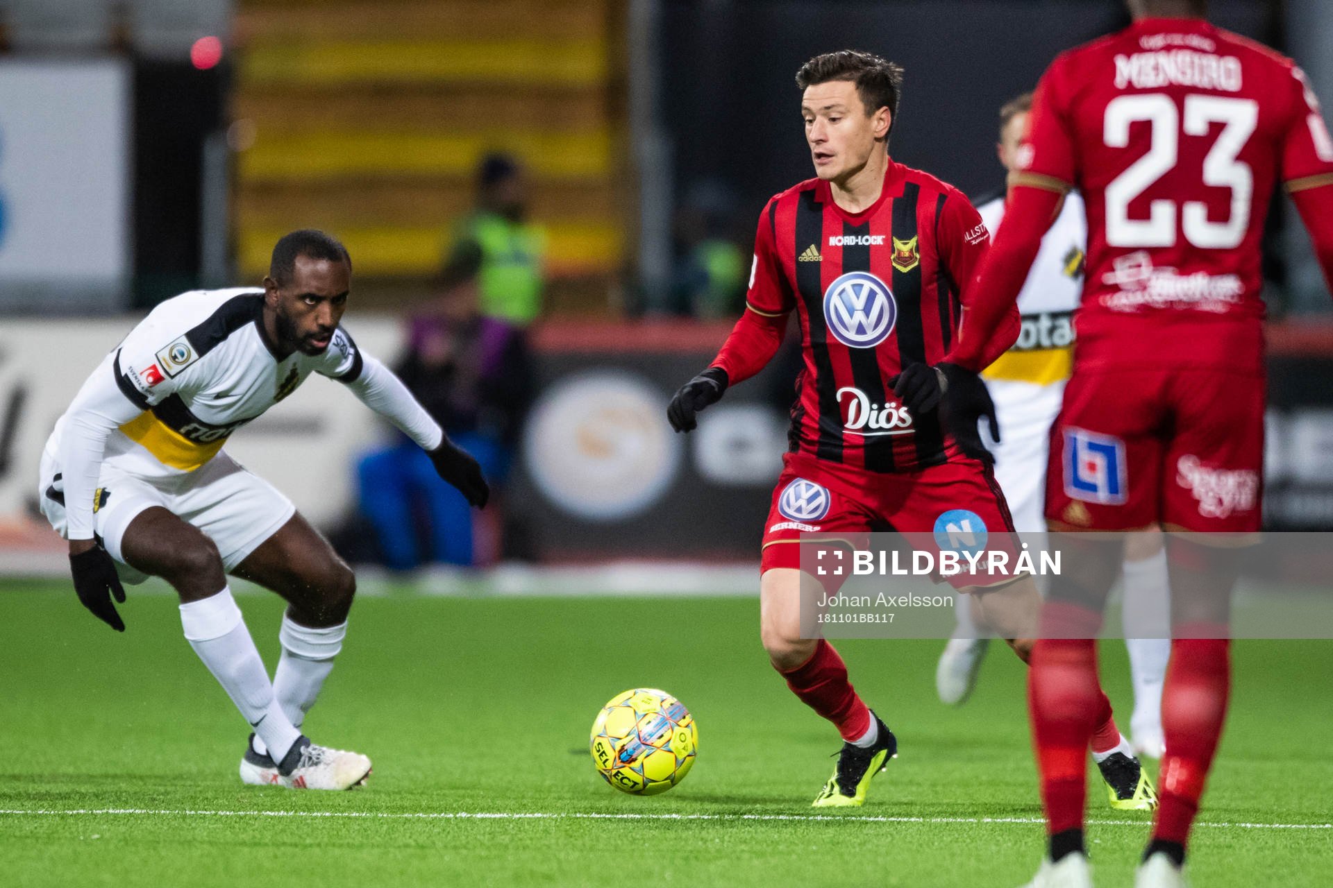 Östersunds Frank Arhin och AIK:s Henok Goitom i kamp om bollen under fotbollsmatchen i Allsvenskan mellan Östersund och AIK den 1 November 2018 i Östersund.