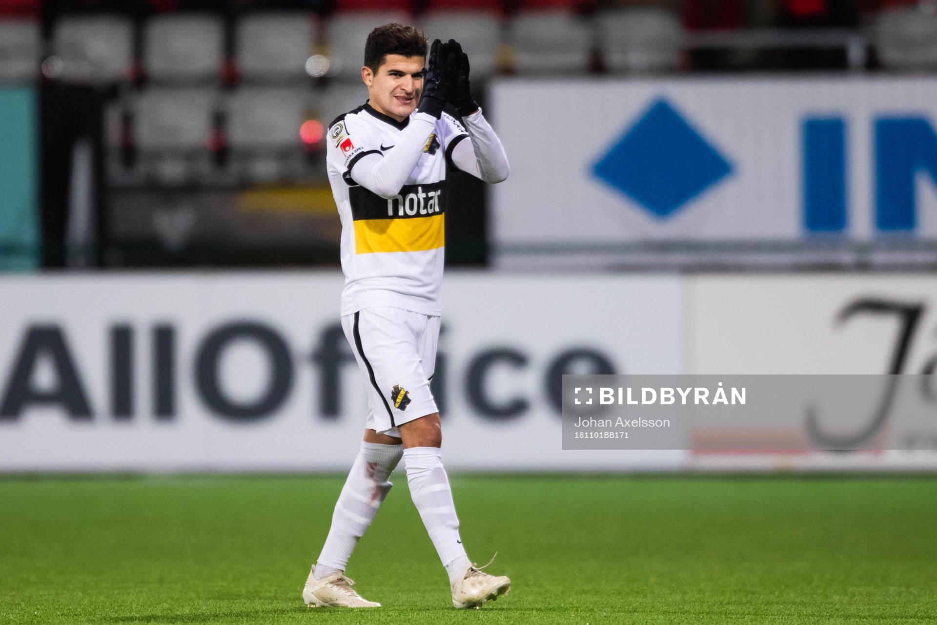 s Tarik Elyounoussi lämnar plan