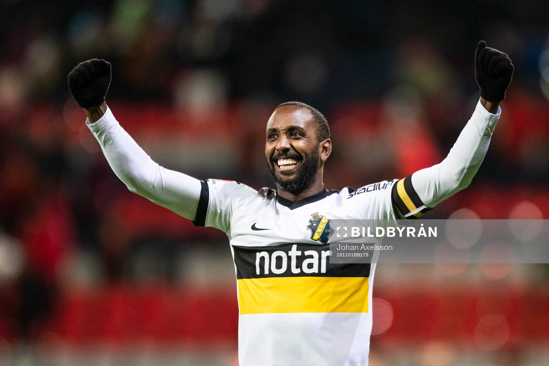 AIK:s Henok Goitom jublar efter vinsten i fotbollsmatchen i Allsvenskan mellan Östersund och AIK den 1 November 2018 i Östersund.