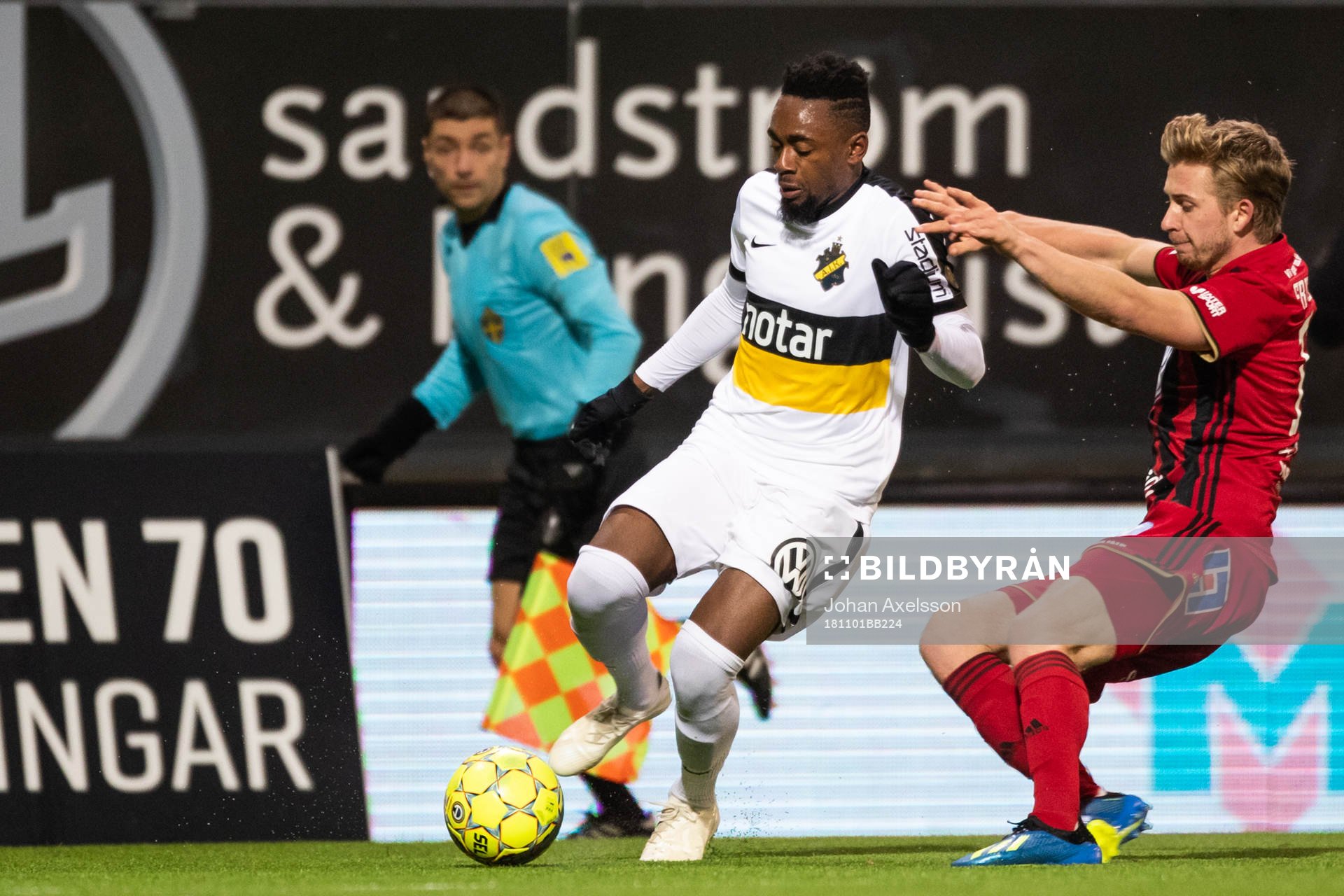 s Heradi Rashidi och Östersunds Ludvig Fritzson i kamp om