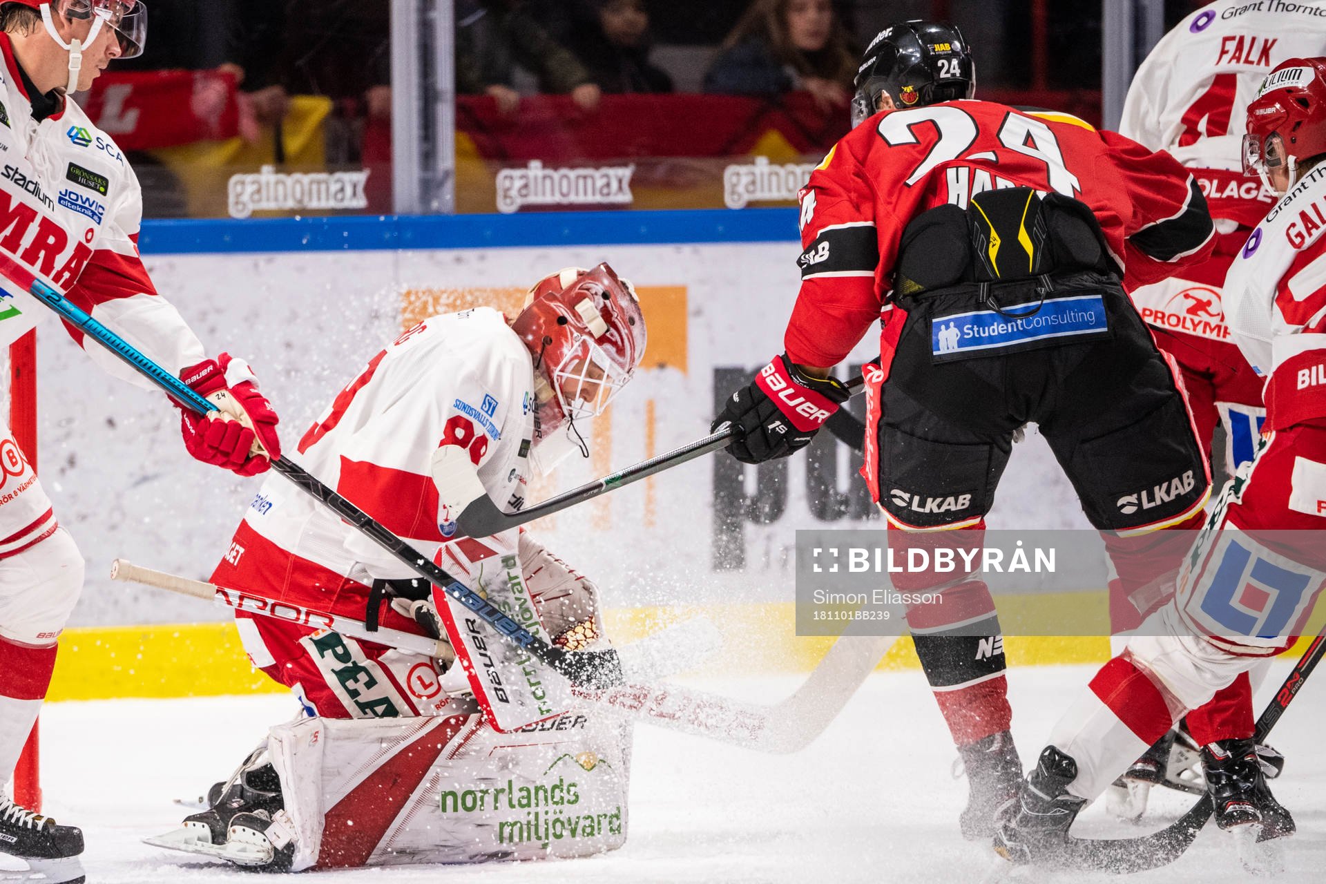 Timrås målvakt Niklas Svedberg och Luleås Johan Harju i