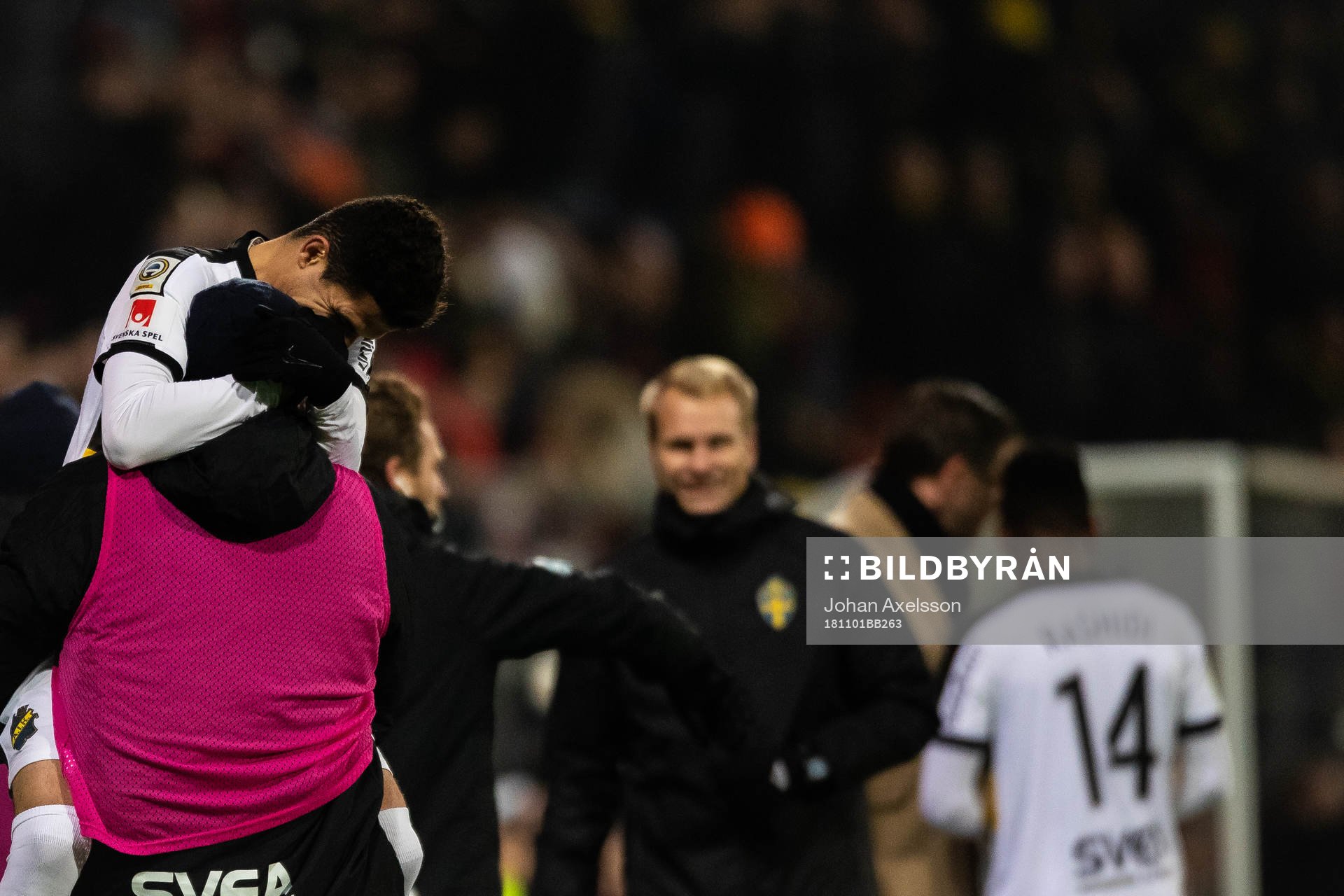 AIK:s Tarik Elyounoussi jublar med lagkamrat under fotbollsmatchen i Allsvenskan mellan Östersund och AIK den 1 November 2018 i Östersund.