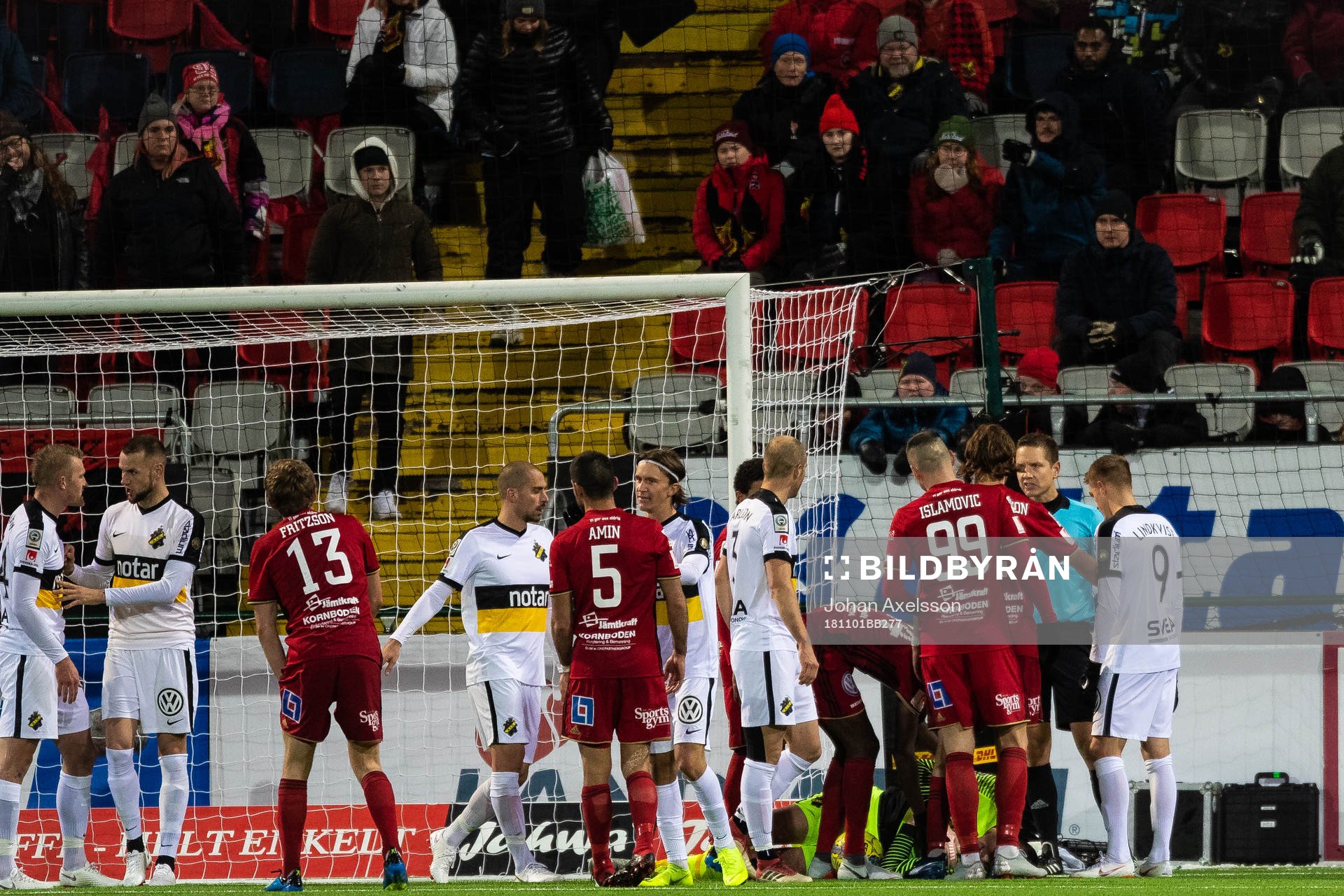 s målvakt Oscar Linnér får en smäll