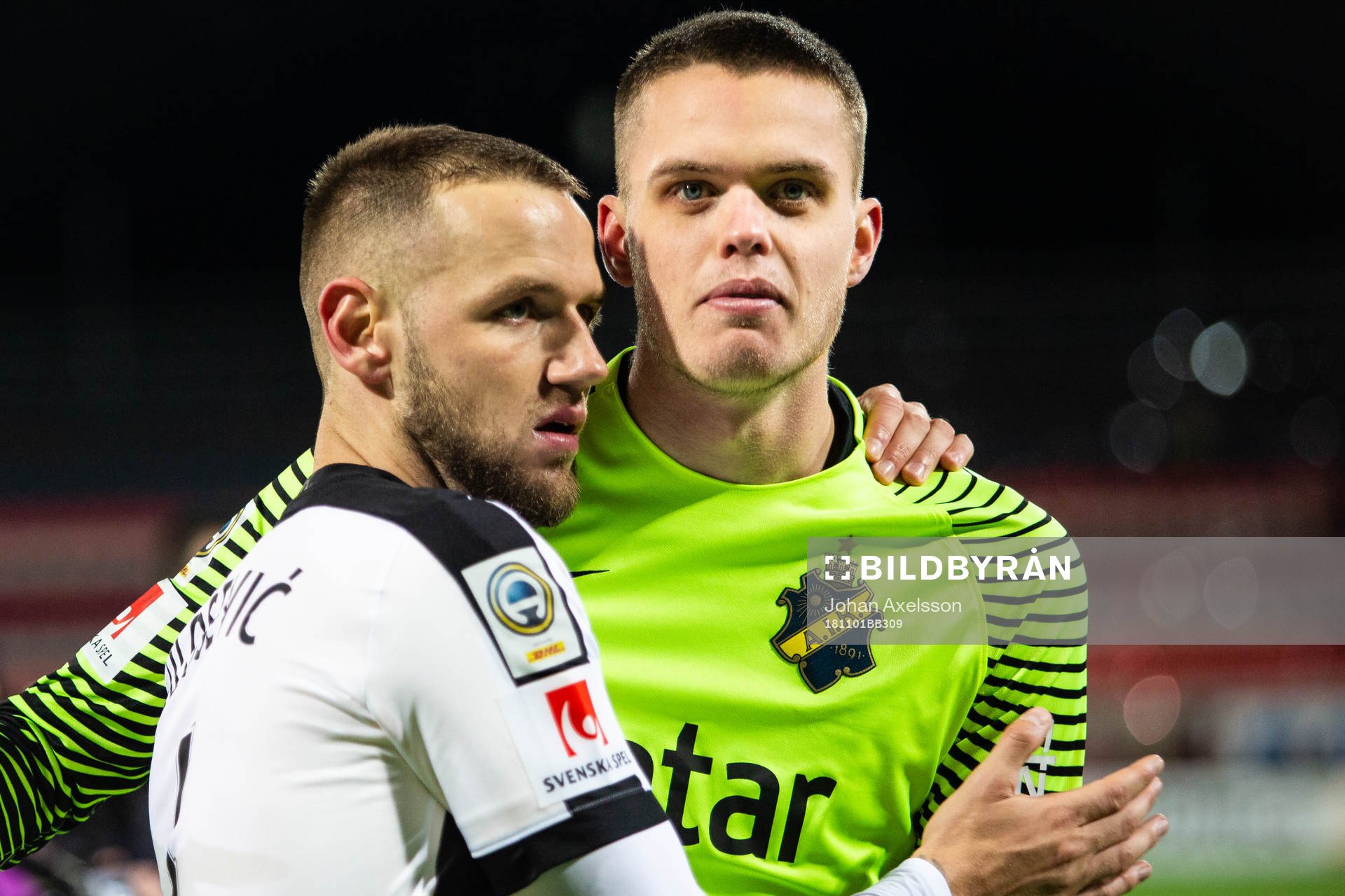 s Alexander Milosevic  och målvakt Oscar Linnér jublar