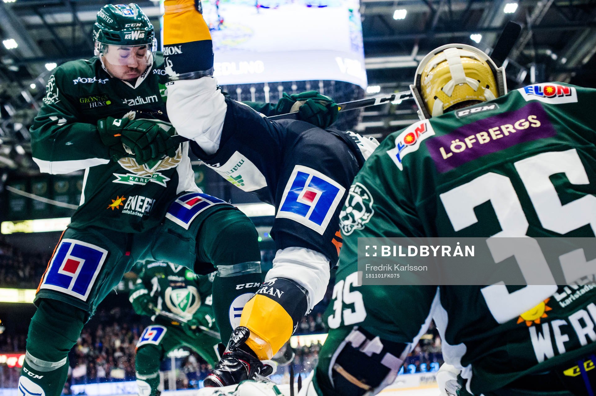 Färjestads Jens Westin i en kamp med Skellefteås Bud
