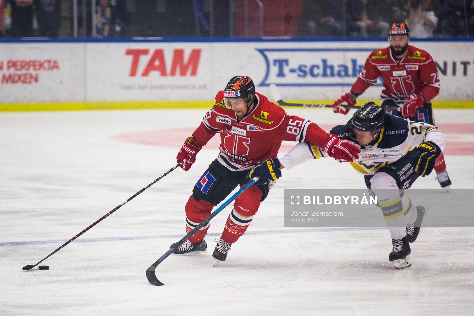 s David Gustafsson i kamp om pucken