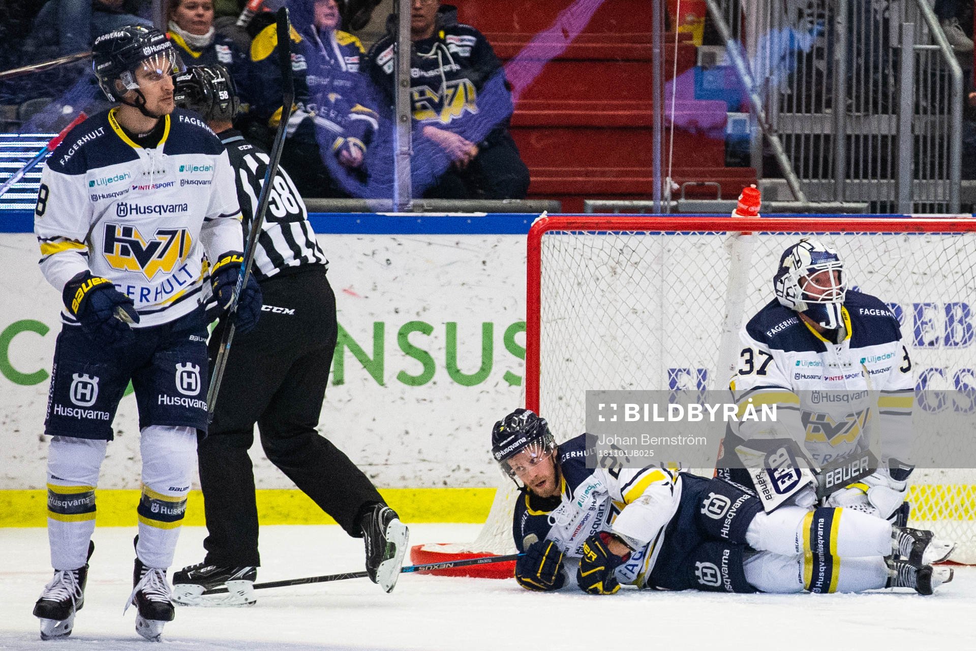 s Mattias Tedenby och målvakt Jonas Gunnarsson krockar vid