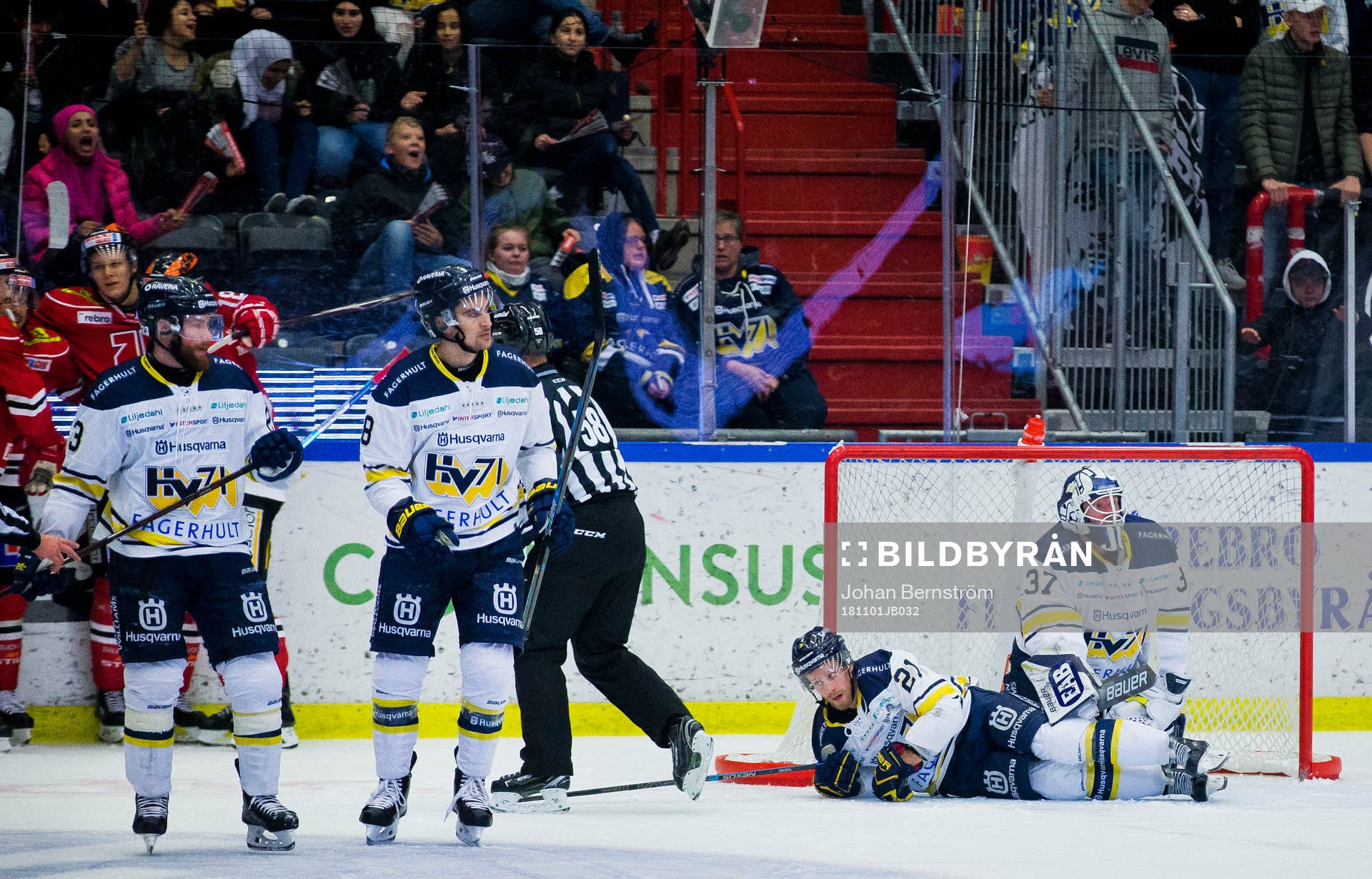 s Mattias Tedenby och målvakt Jonas Gunnarsson deppar vid