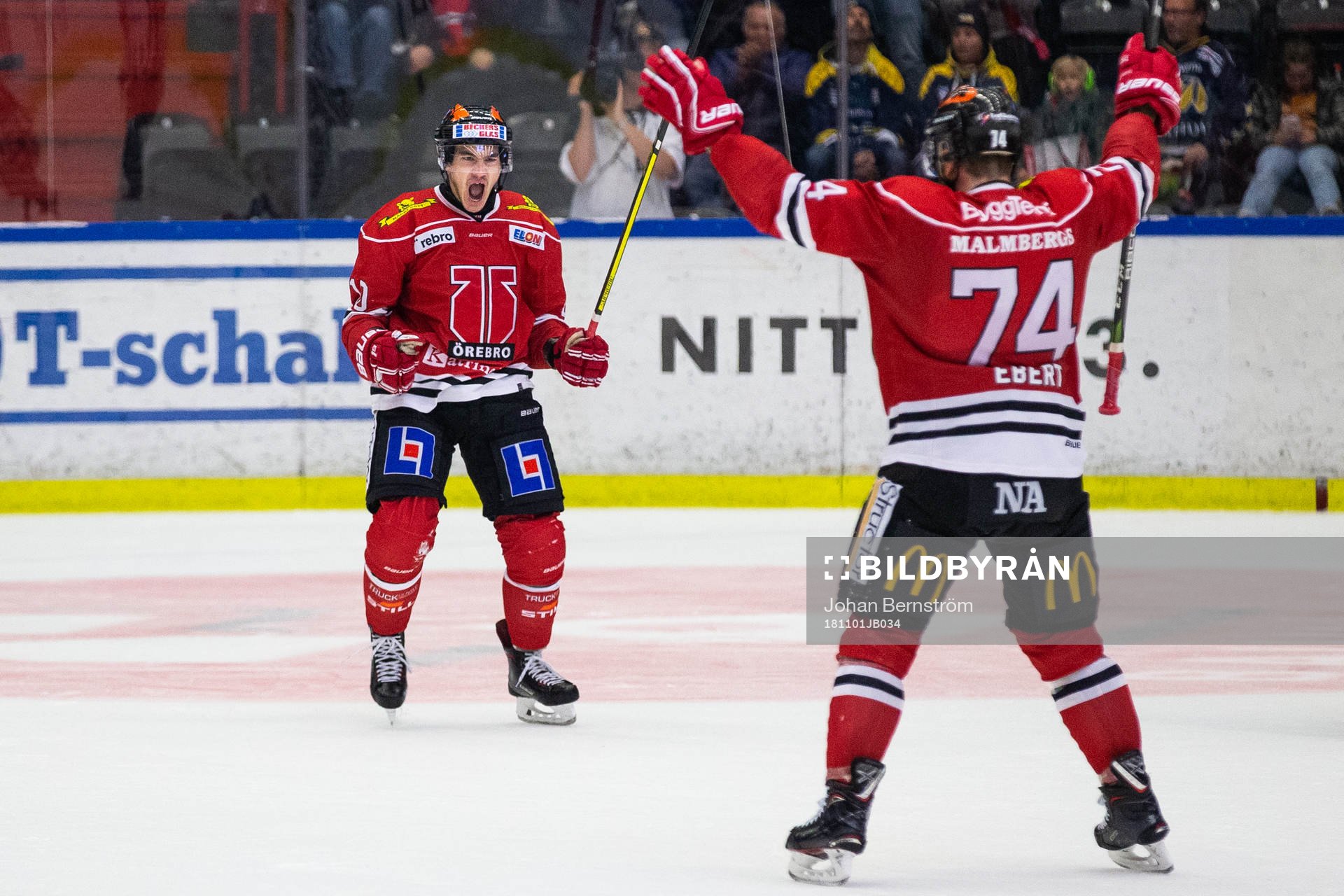 Örebros Shane Harper jublar med Nick Ebert