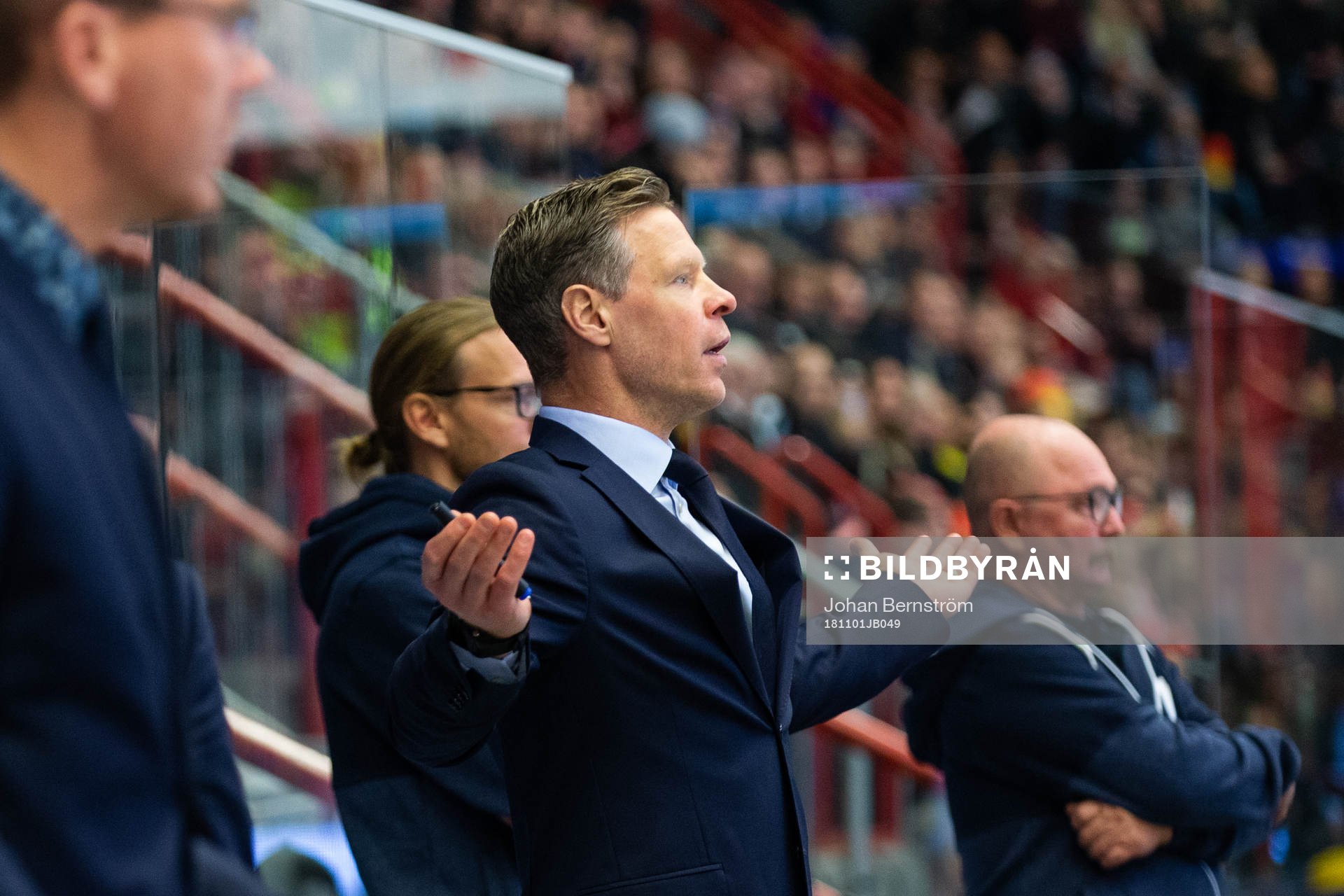 s HV71:s assisterande tränare Nicklas Rahm reagerar