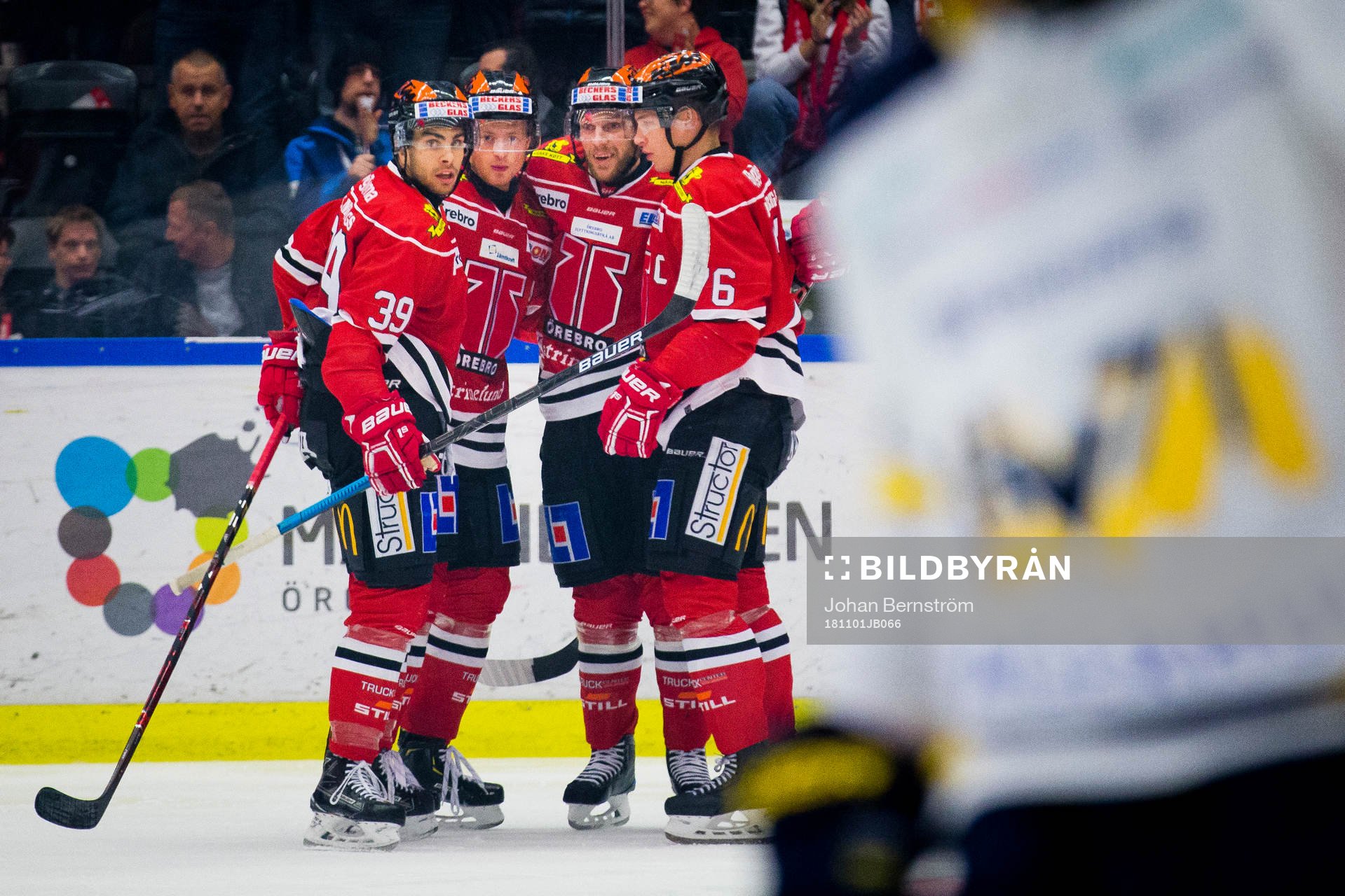 Örebros Linus Arnesson gör 1-0 och jublar med Jordan