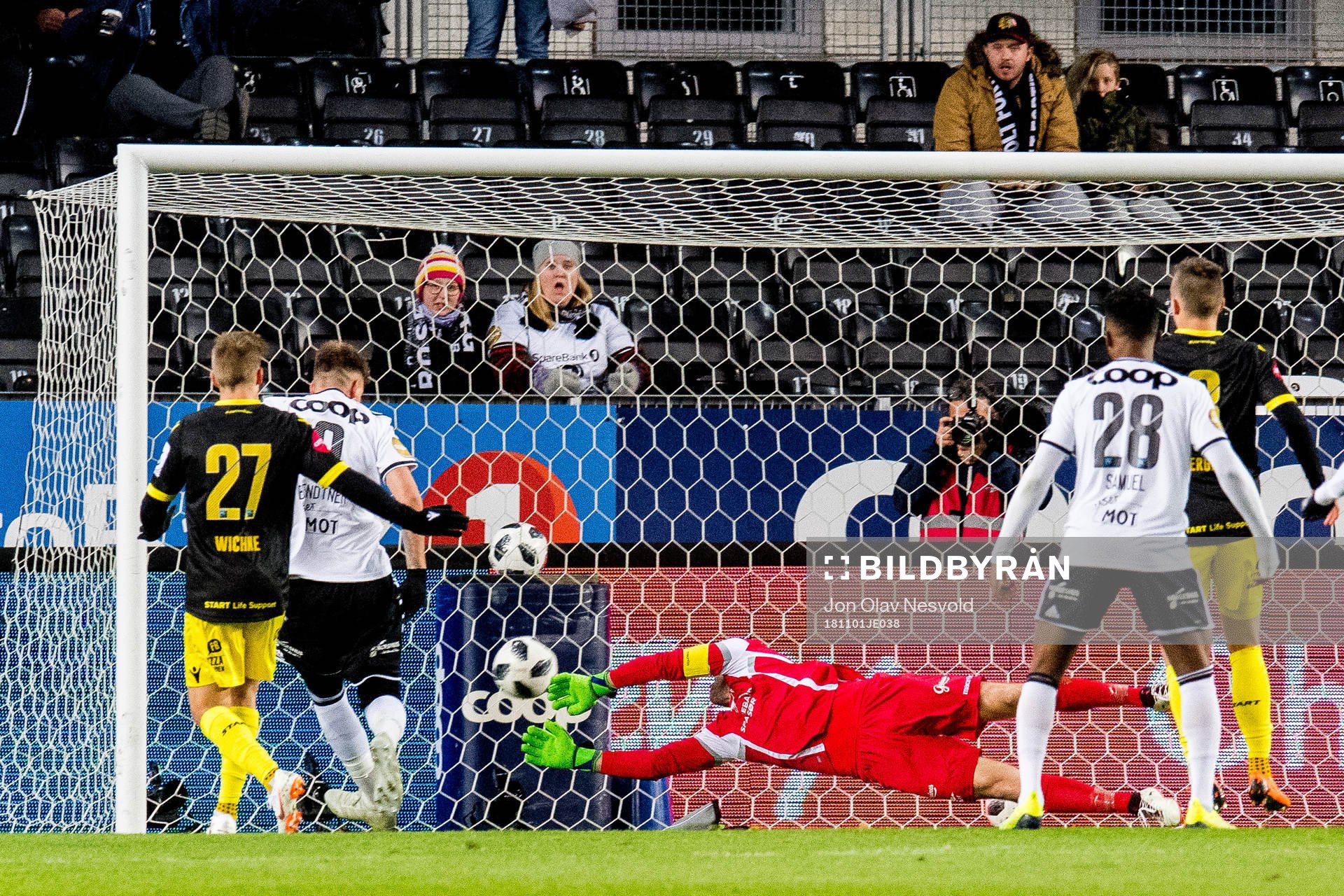Nicklas Bendtner of Rosenborg scores 1-1