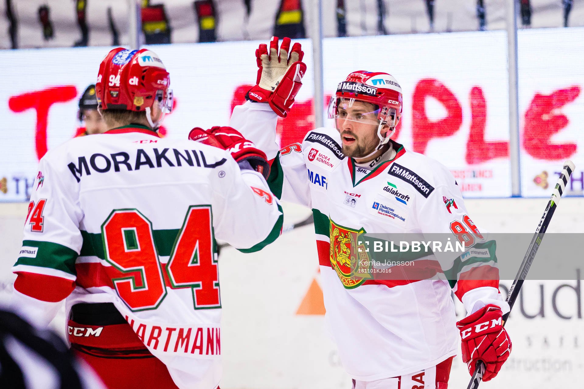 Moras Mathias Bromé jublar med Sebastian Hartmann