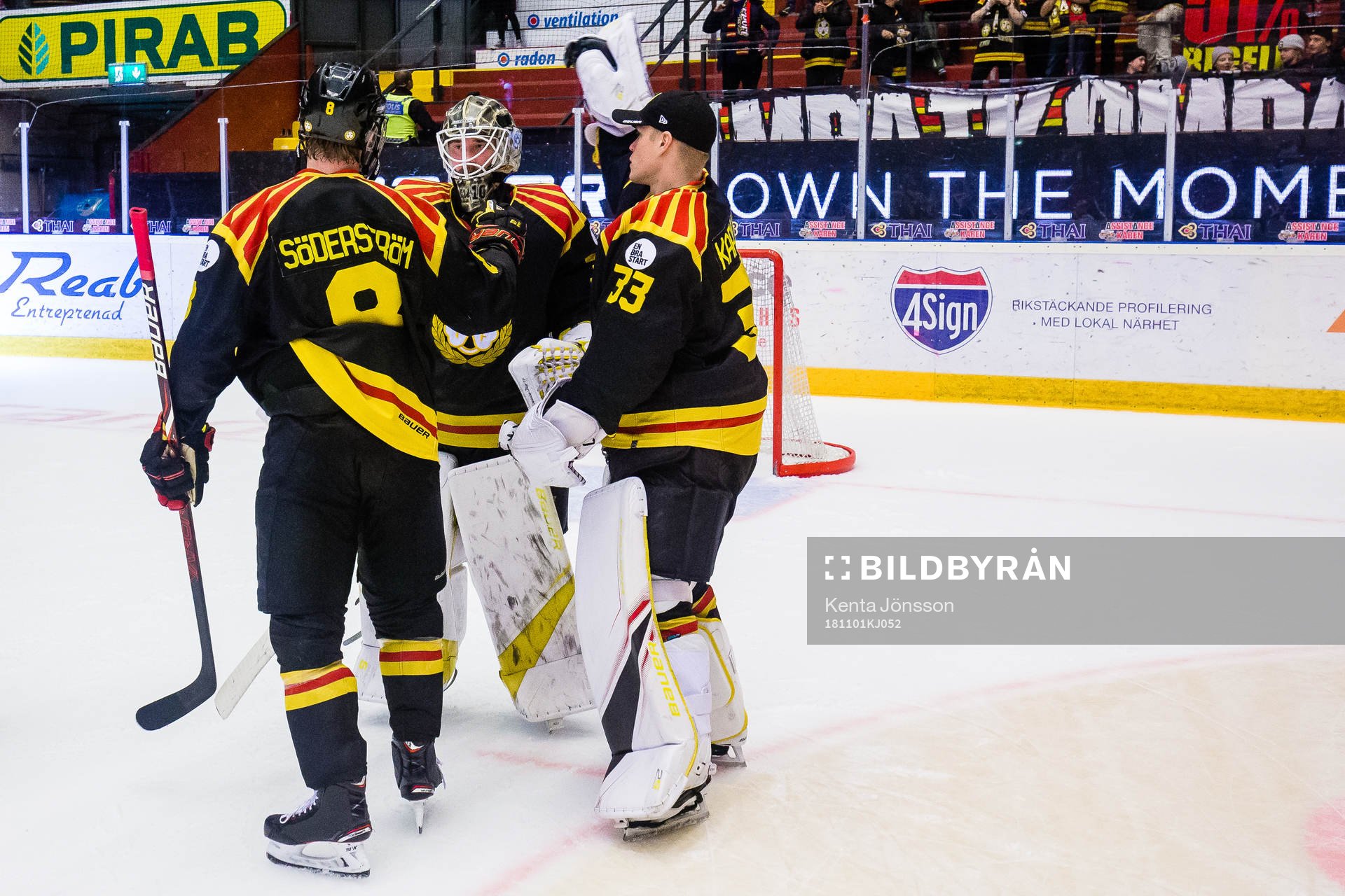 Brynäs målvakt David Rautio jublar med Niclas Andersén