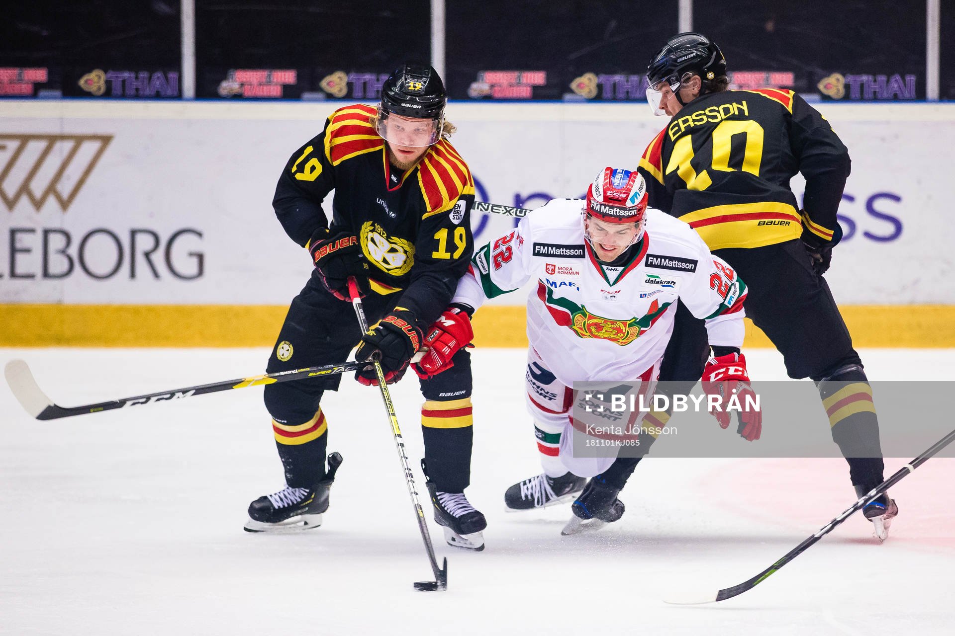 Moras Matt Bailey faller i kamp om pucken Brynäs Ludvig