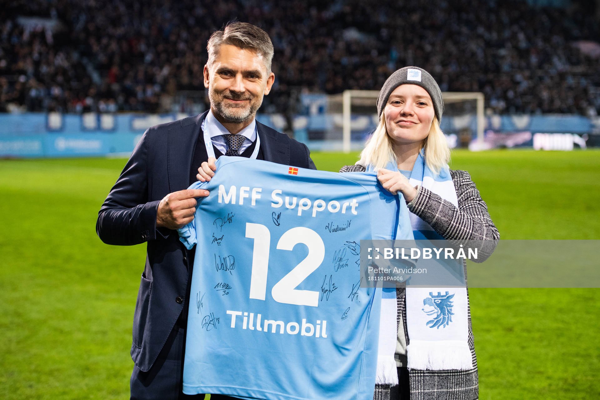 Malmö FFs VD Niclas Carlnén räcker över en tröja till