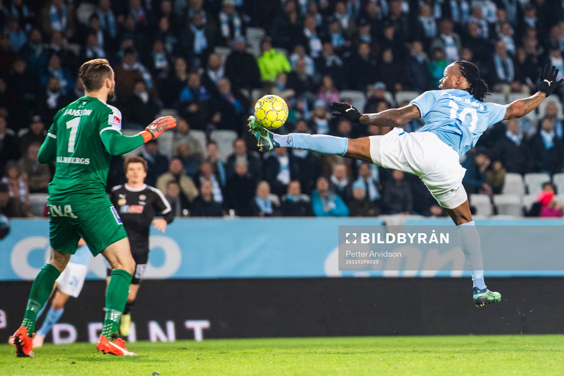Malmö FFs Carlos Strandberg gör 2-0 på Örebros målvakt