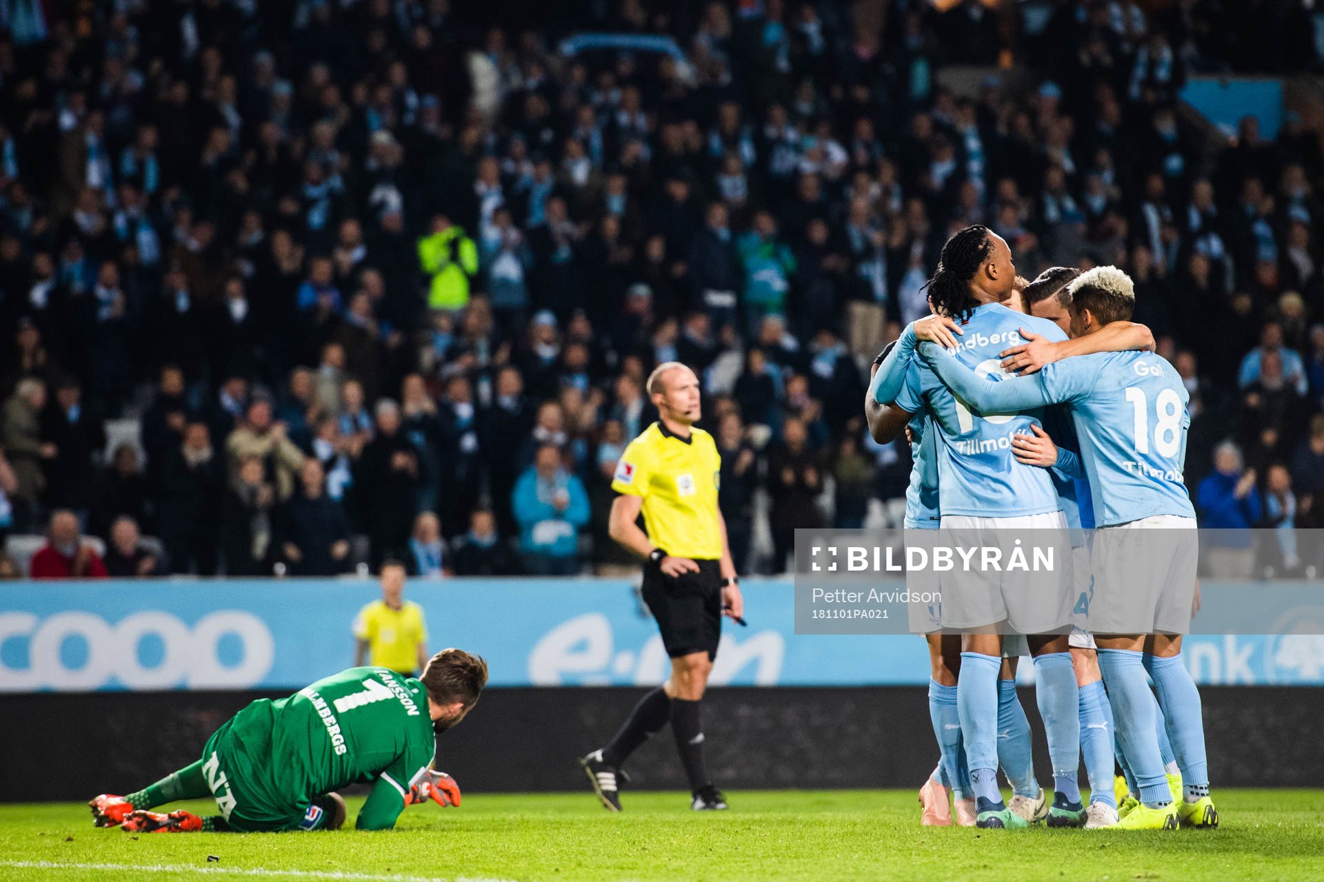 Malmö FFs Carlos Strandberg jublar med lagkamrater