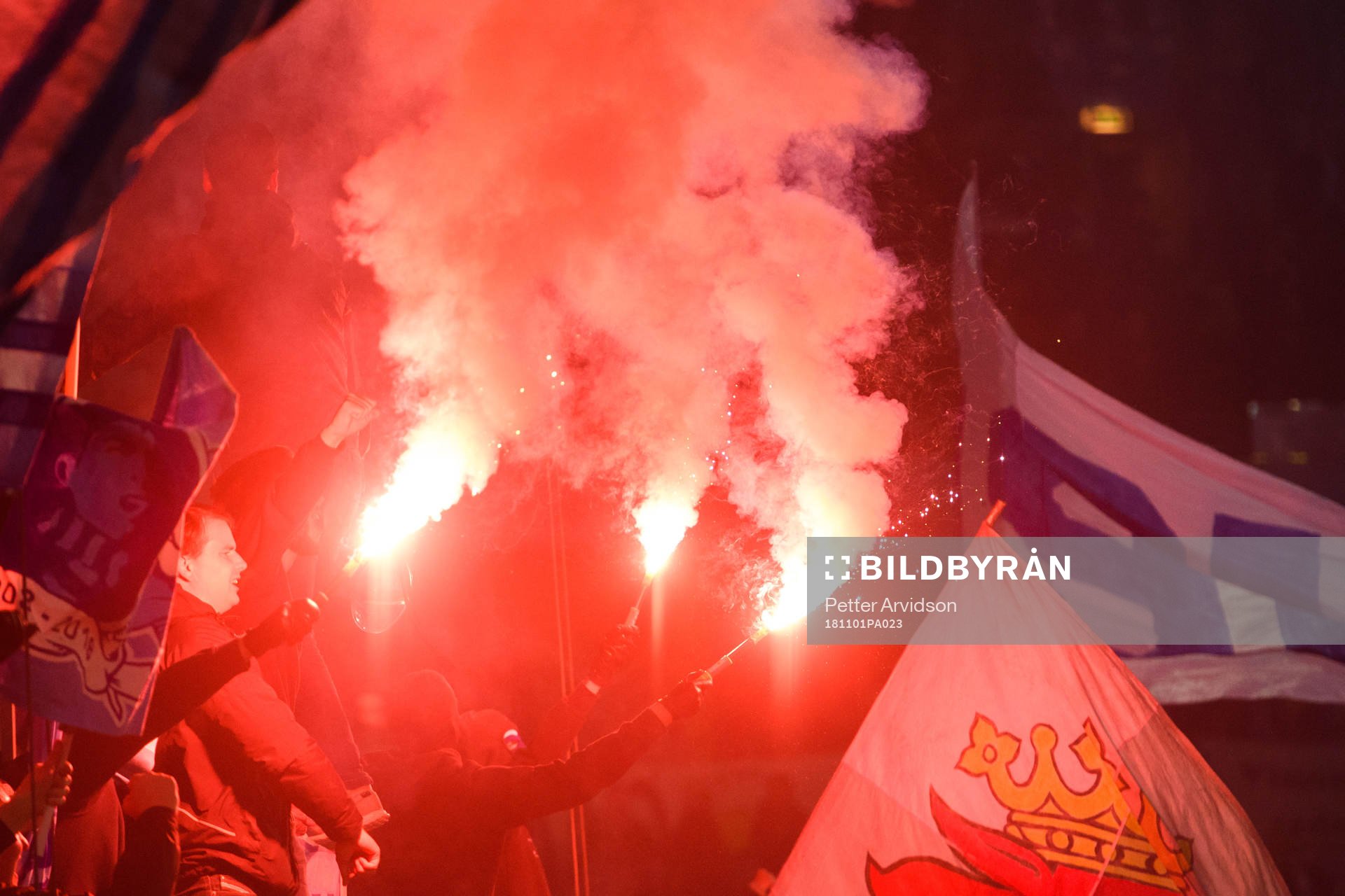Malmö FFs supportrar med bengaler